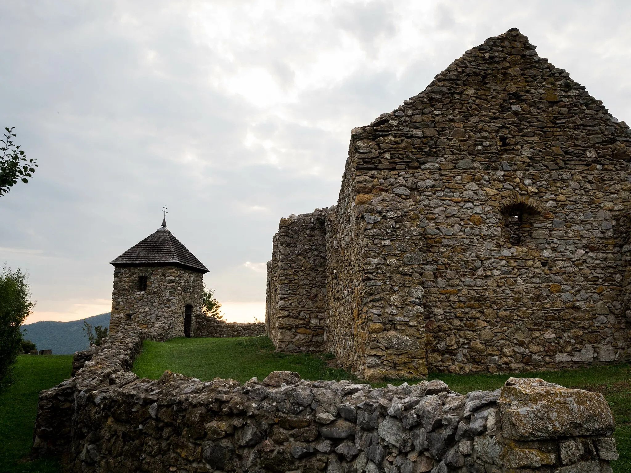 Photo showing: Ruins of the medieval church in Lúčka, Slovakia. Building from the second half of the 13th century.