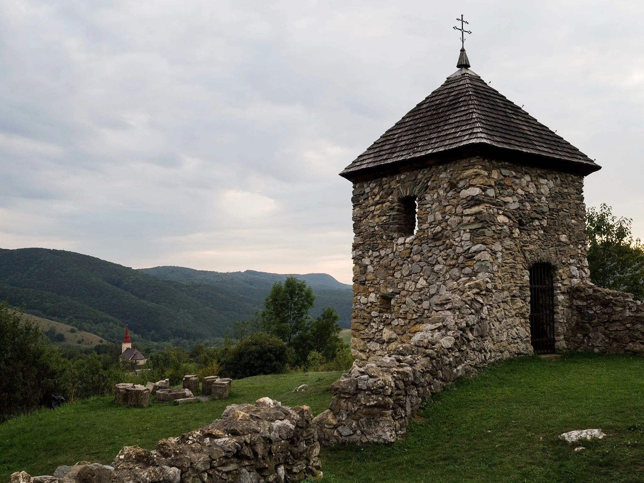 Photo showing: Ruins of the medieval church in Lúčka, Slovakia. Building from the second half of the 13th century.