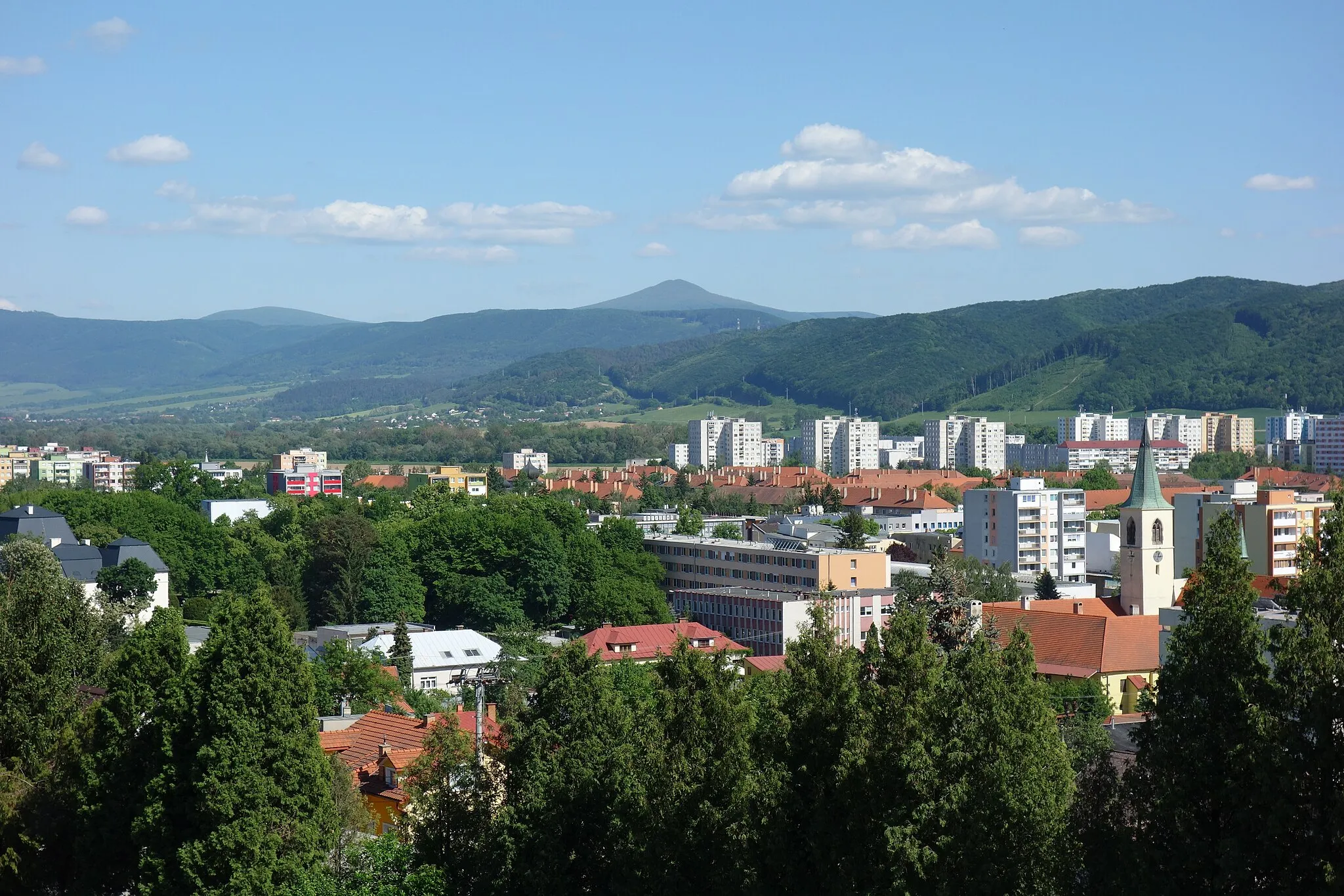 Photo showing: Pohľad na mesto Humenné od severozápadu, v pozadí Vihorlat