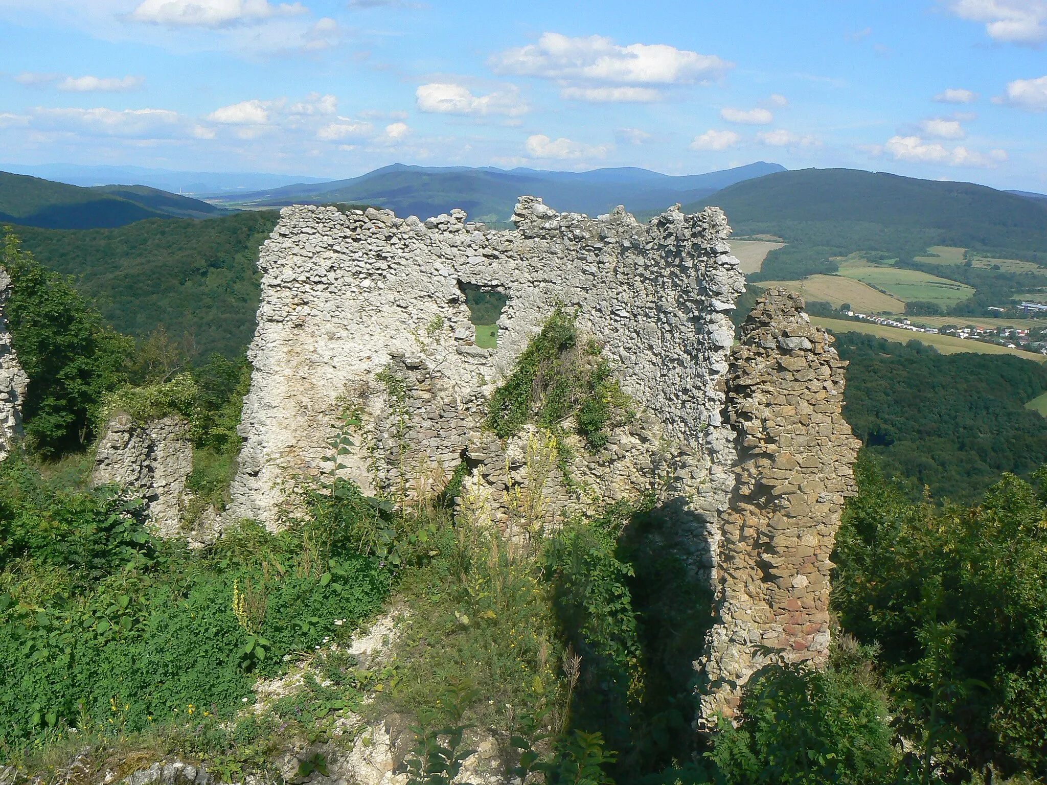 Photo showing: Jasenovský hrad - zrúcanina hradu.