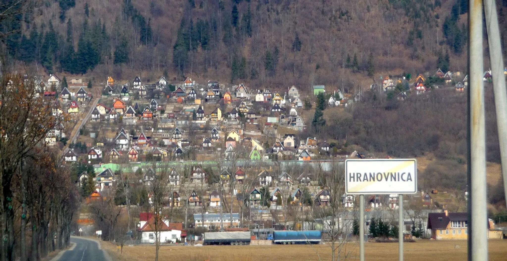 Photo showing: End of municipality Hranovnica, view to country cottages colony