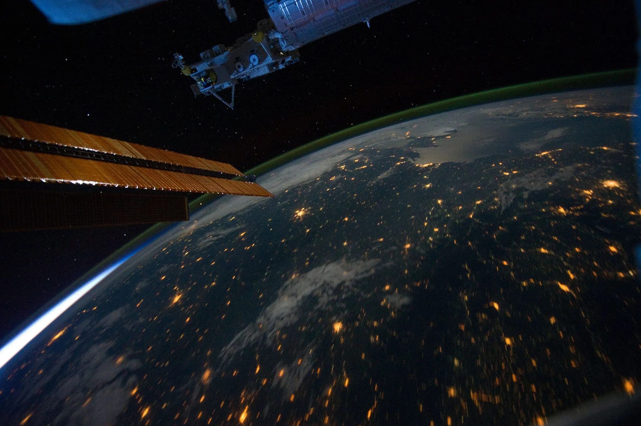 Photo showing: View of Earth taken during ISS Expedition 28.