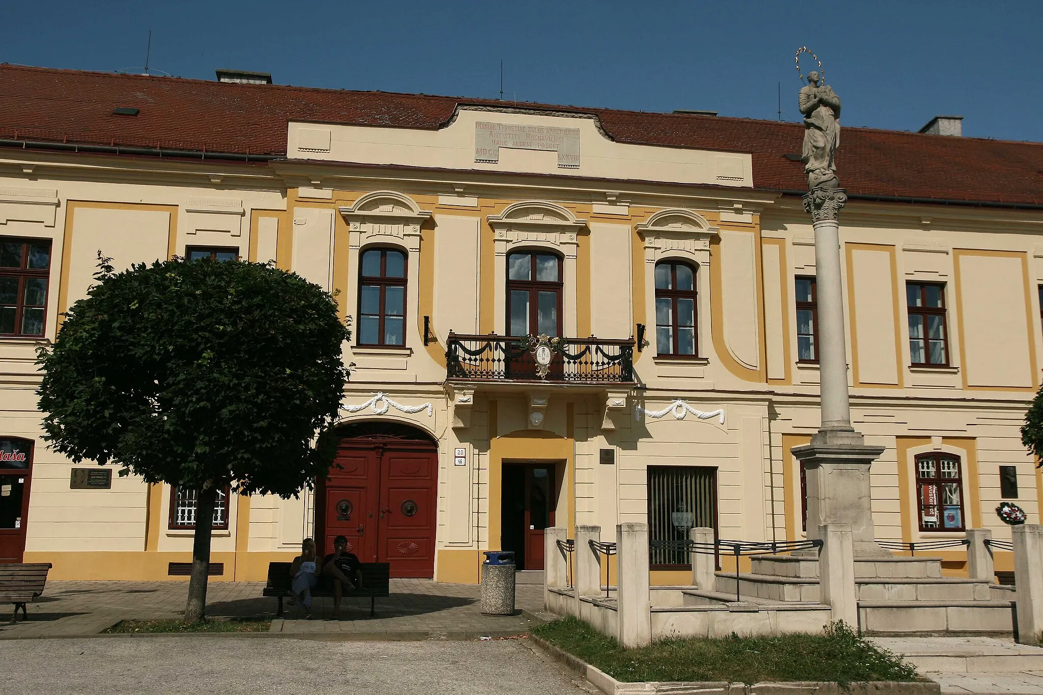 Photo showing: Episcopal palace and the Column of Virgin Mary in Rožňava, Slovakia.