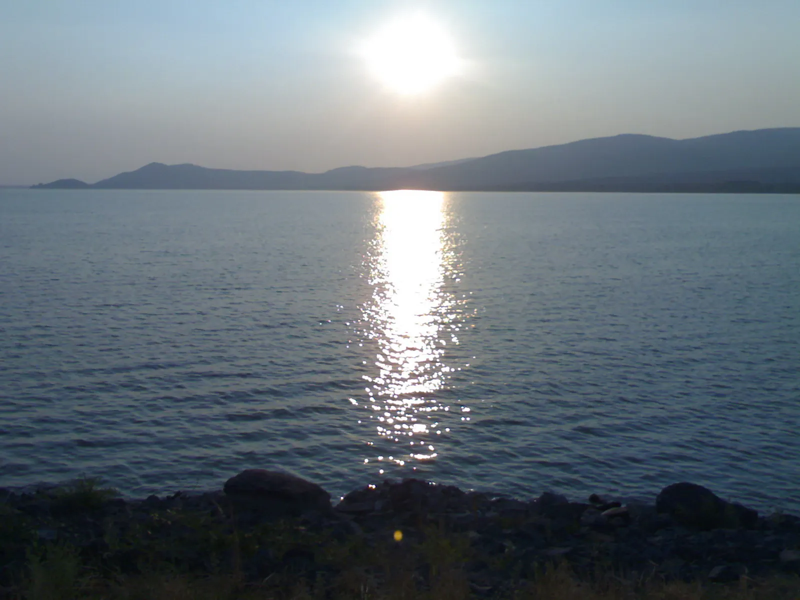 Photo showing: panorama Zemplínska Šírava, hrádza časť Jovsa - pohlad na Medvediu horu.