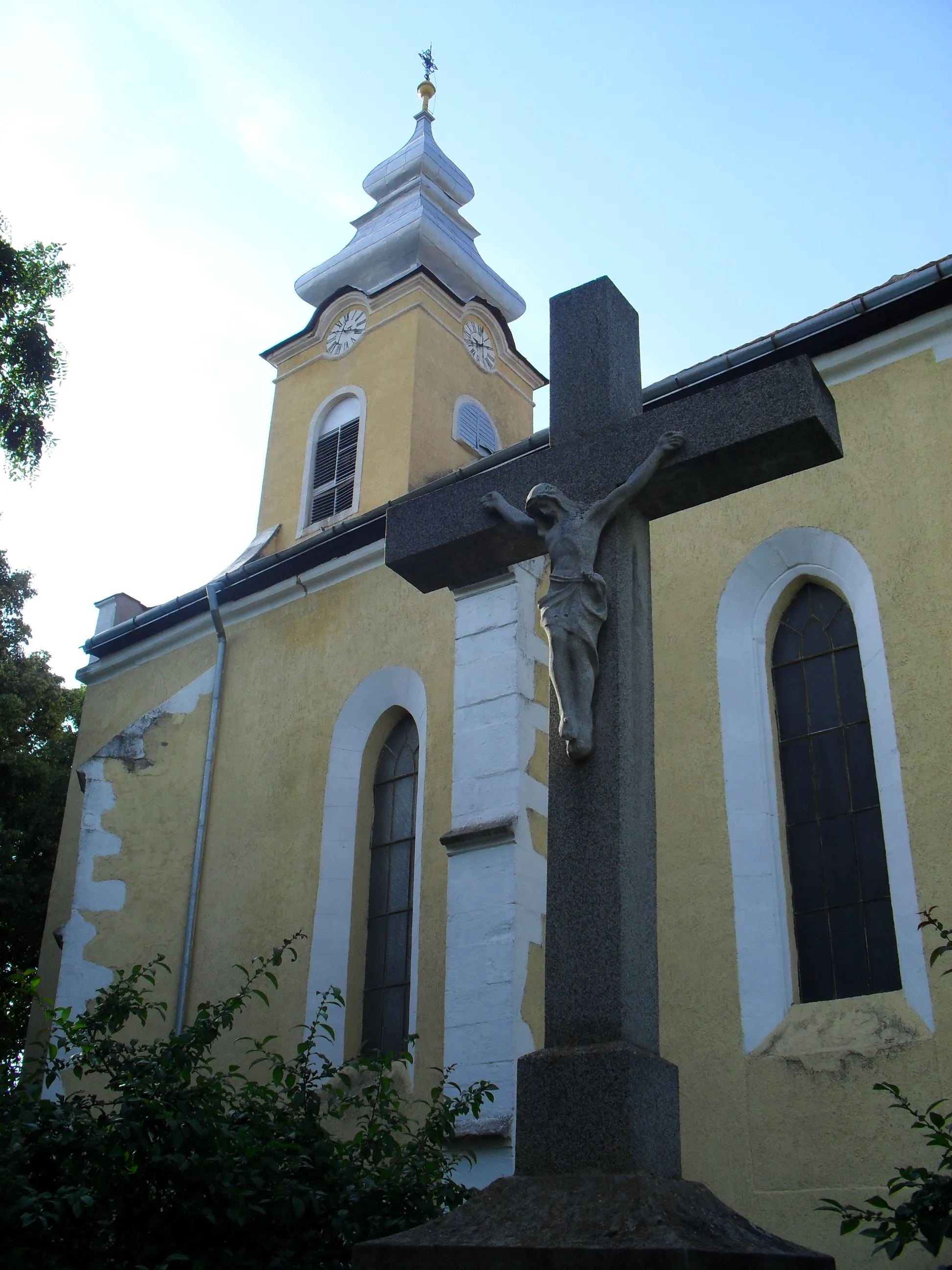 Photo showing: Királyhelmec - feszület a r.katolikus templom mellett