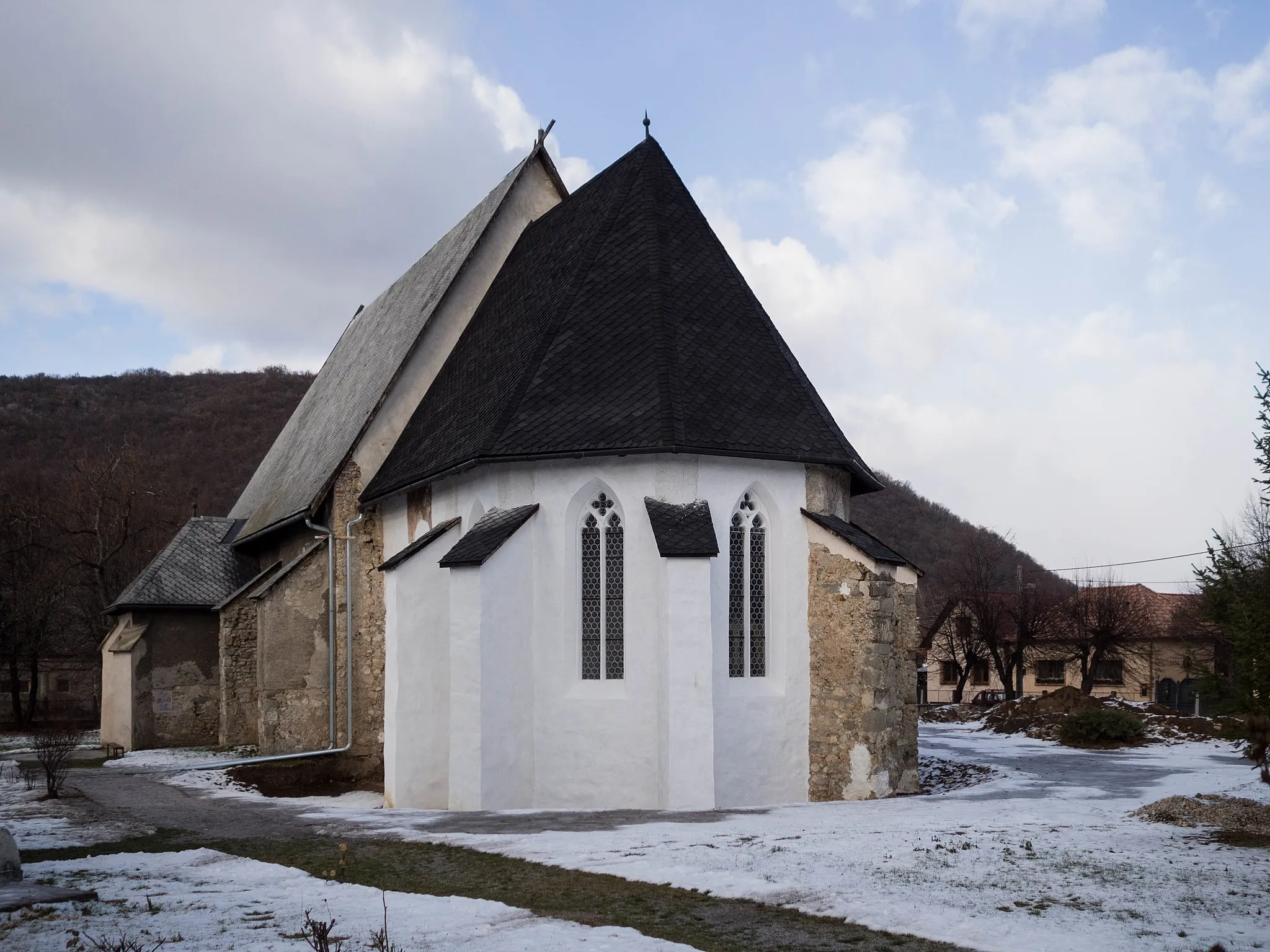 Photo showing: Gothic Reformed Church from the 14th century in Plešivec, Slovakia.