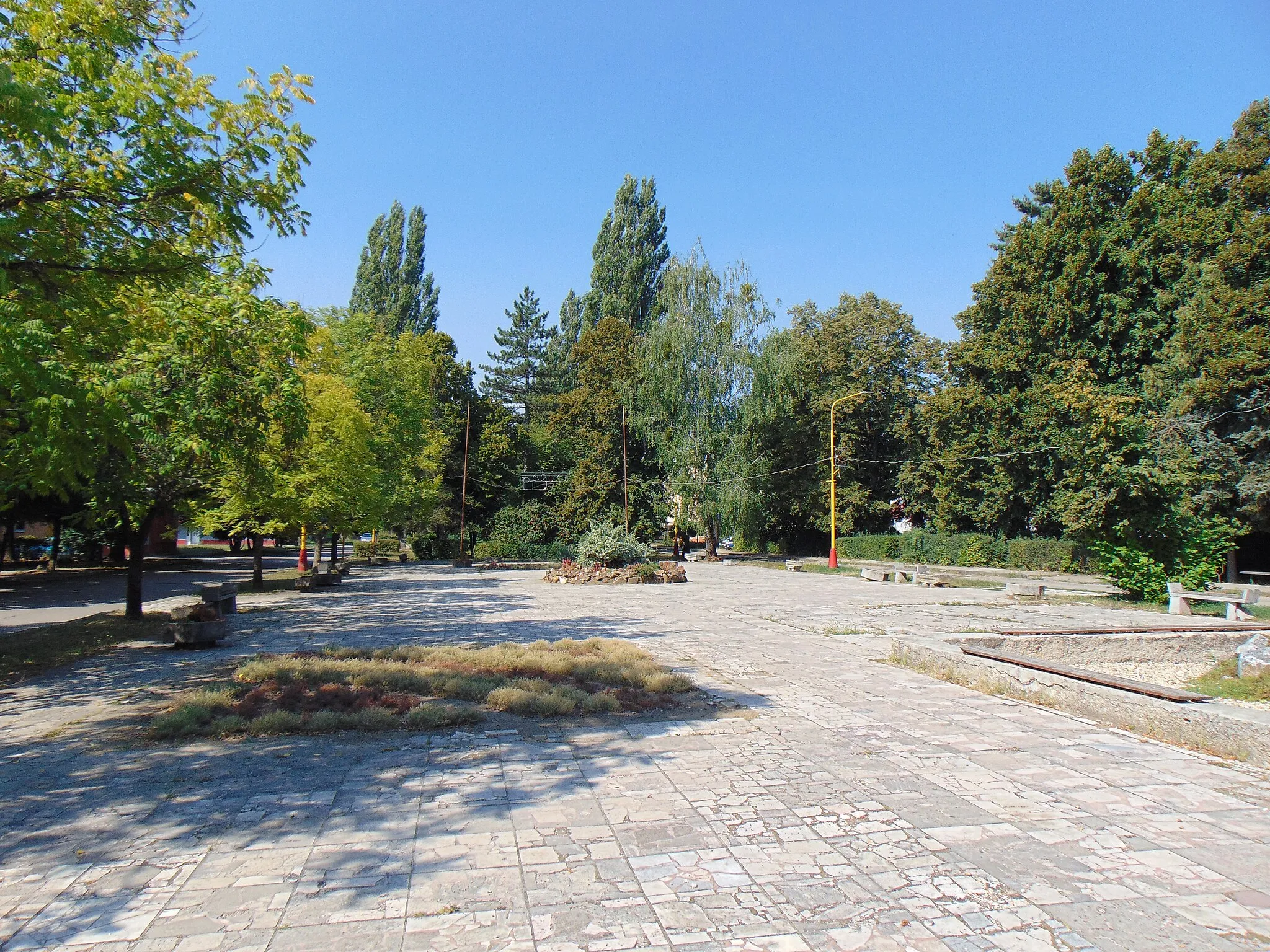 Photo showing: Čierna nad Tisou/Tiszacsernyő, town centre – Pioneers Square (Námestie pionierov).