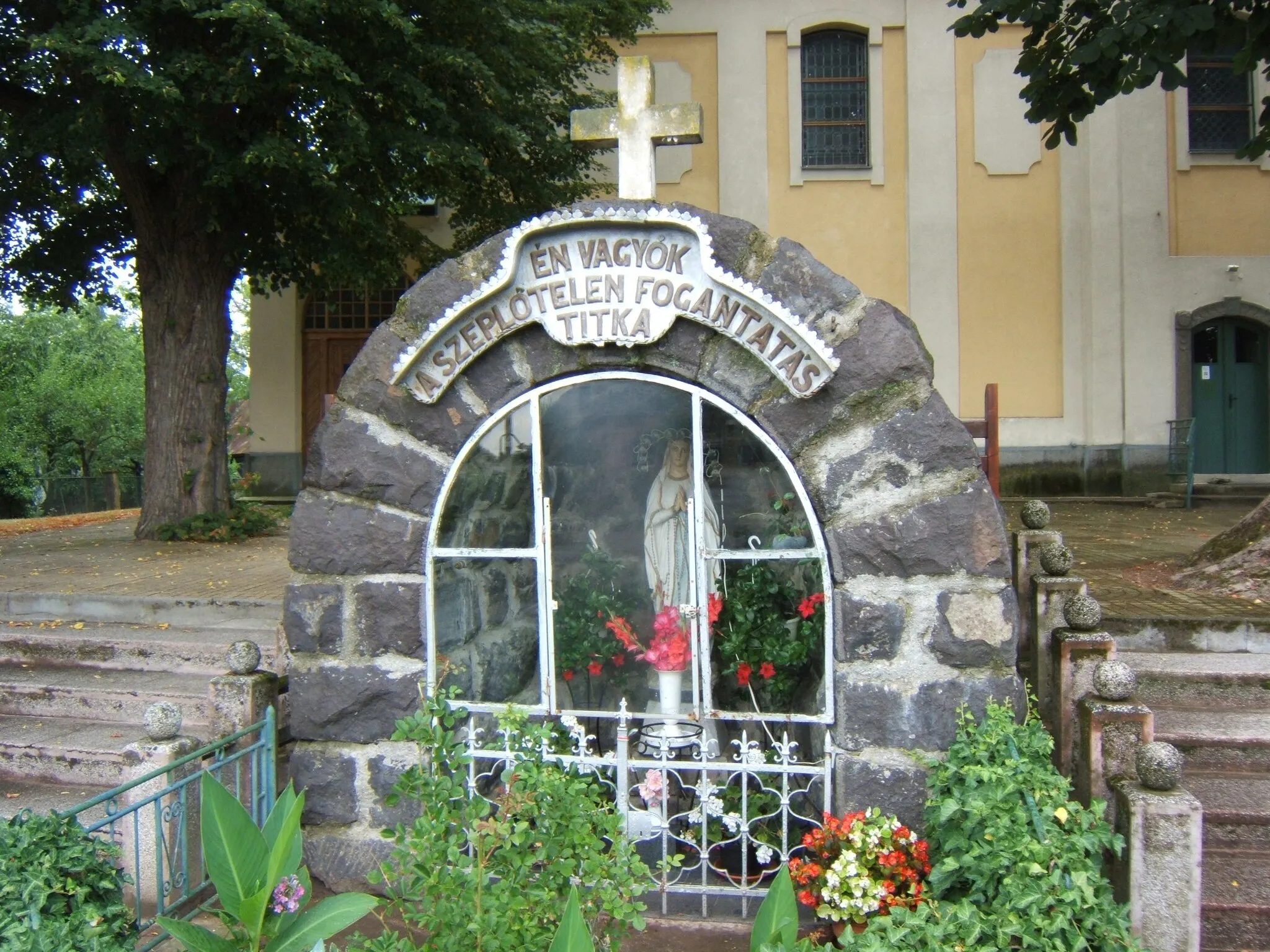 Photo showing: Dobóruszka, templomkerti építmény