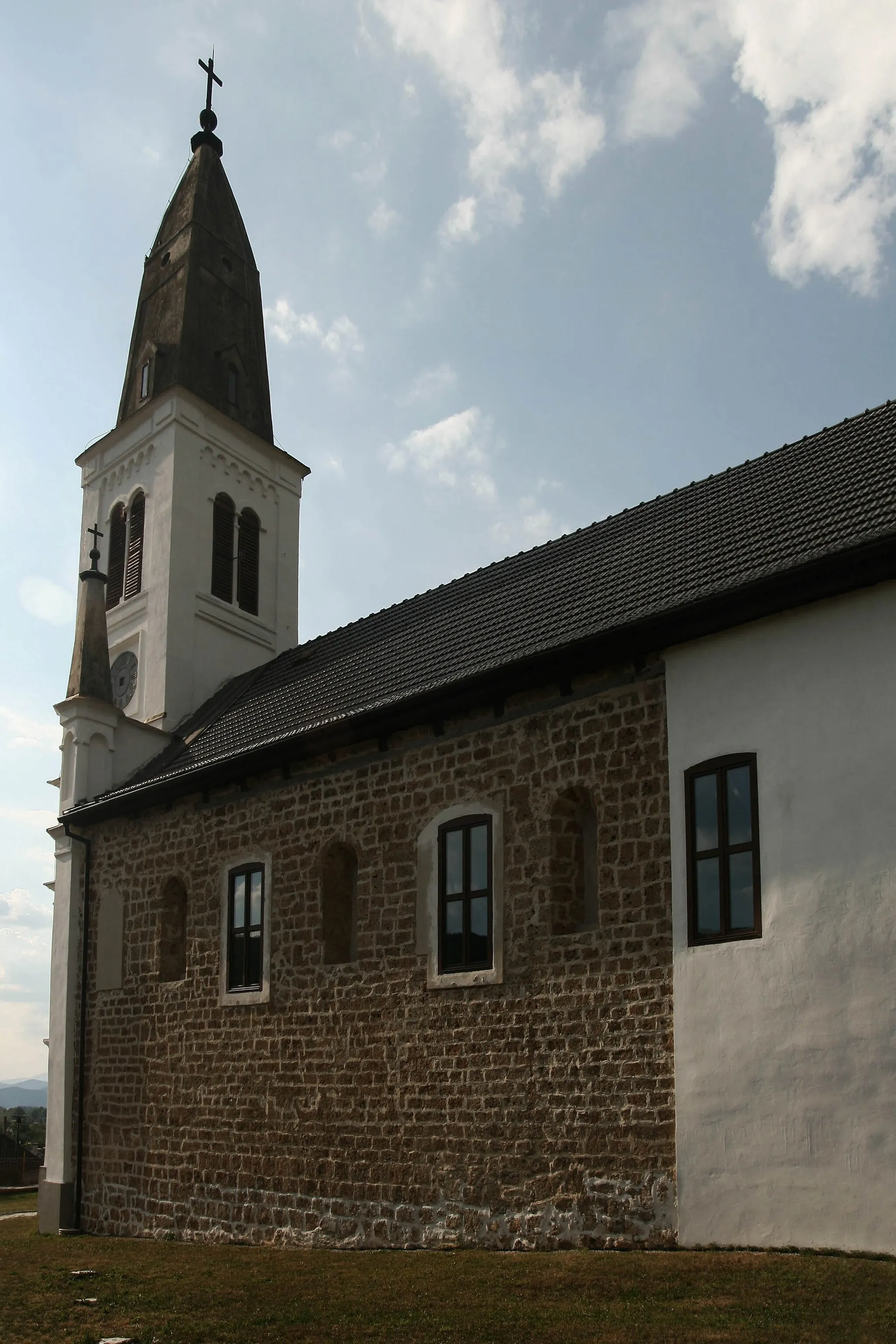 Photo showing: Romanesque St John the Baptist's Church in Lipovník, Slovakia.