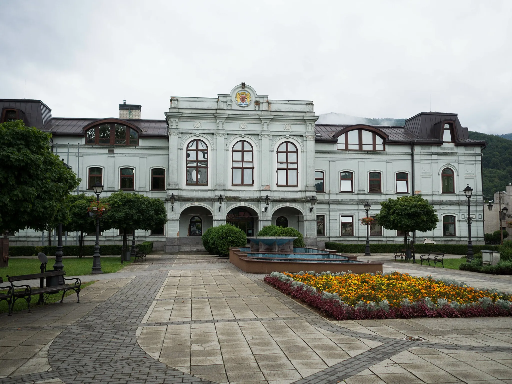 Photo showing: Ancient Ballroom in Revúca, Slovakia. Neoclassical building from 1858-1861.