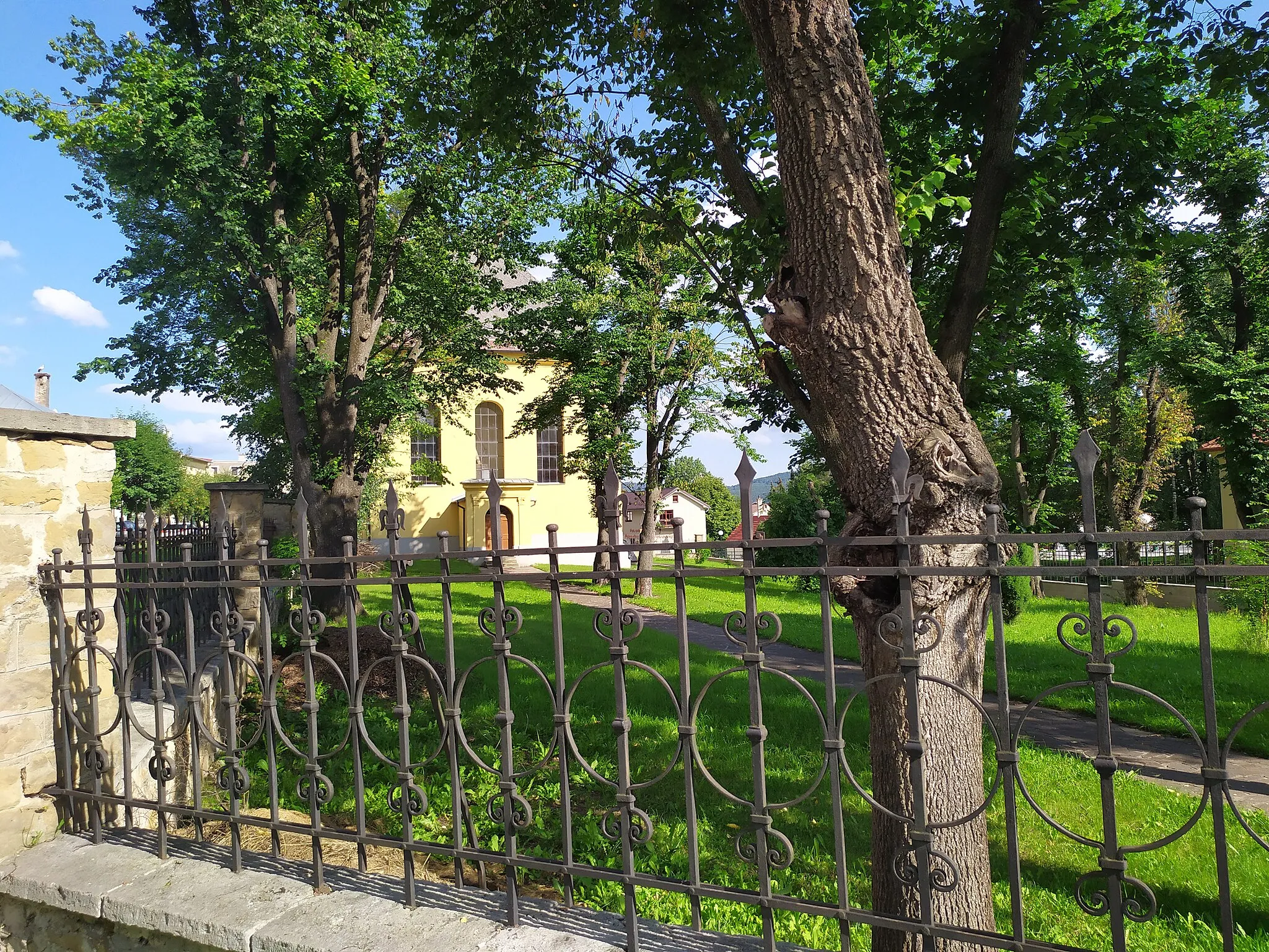 Photo showing: Spišská Belá (okr. Kežmarok), evanjelický kostol a.v.; záhrada kostola
