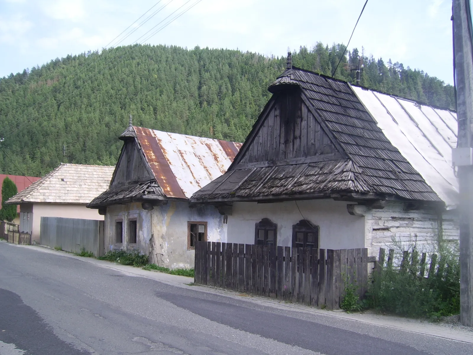 Photo showing: Old houses in Vernár, Slovakia