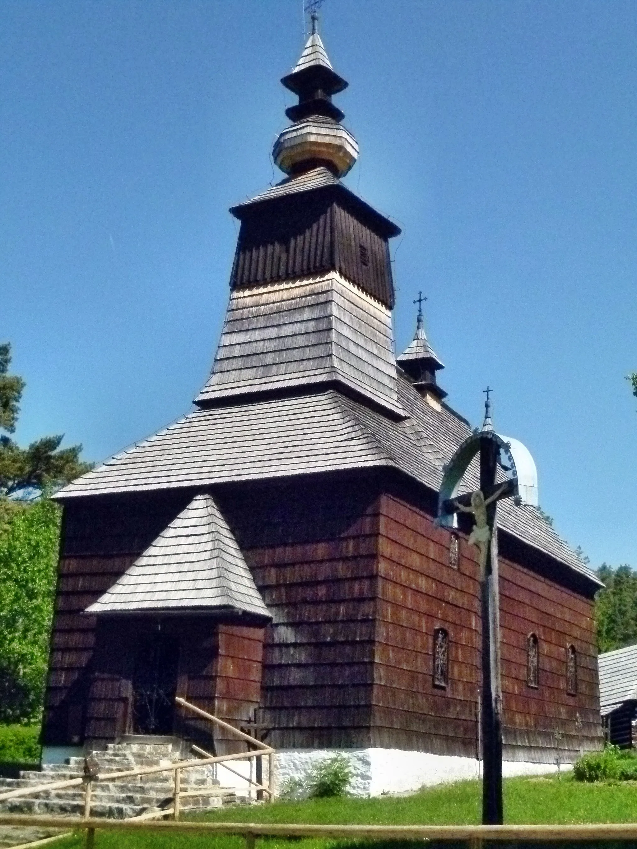 Photo showing: Front view of the Greek-Catholic Church of Saint Michael Archangel in the open-air museum of Ľubovňa (Slovakia)