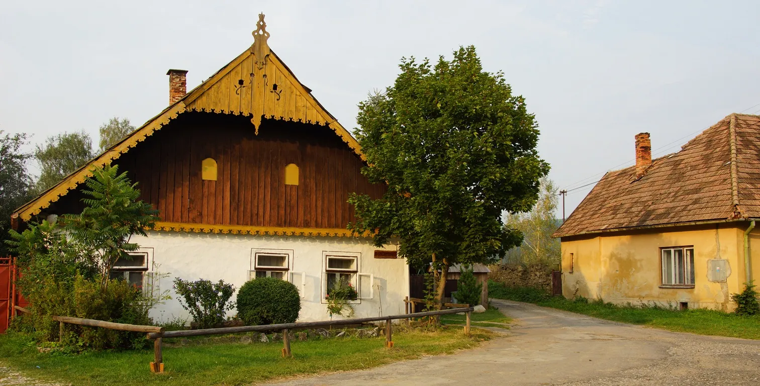 Photo showing: Bušovce. Regional still houses.