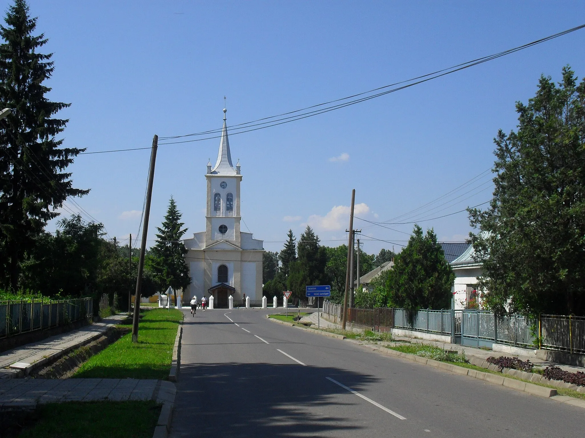 Photo showing: Vaján - utcakép a református templommal