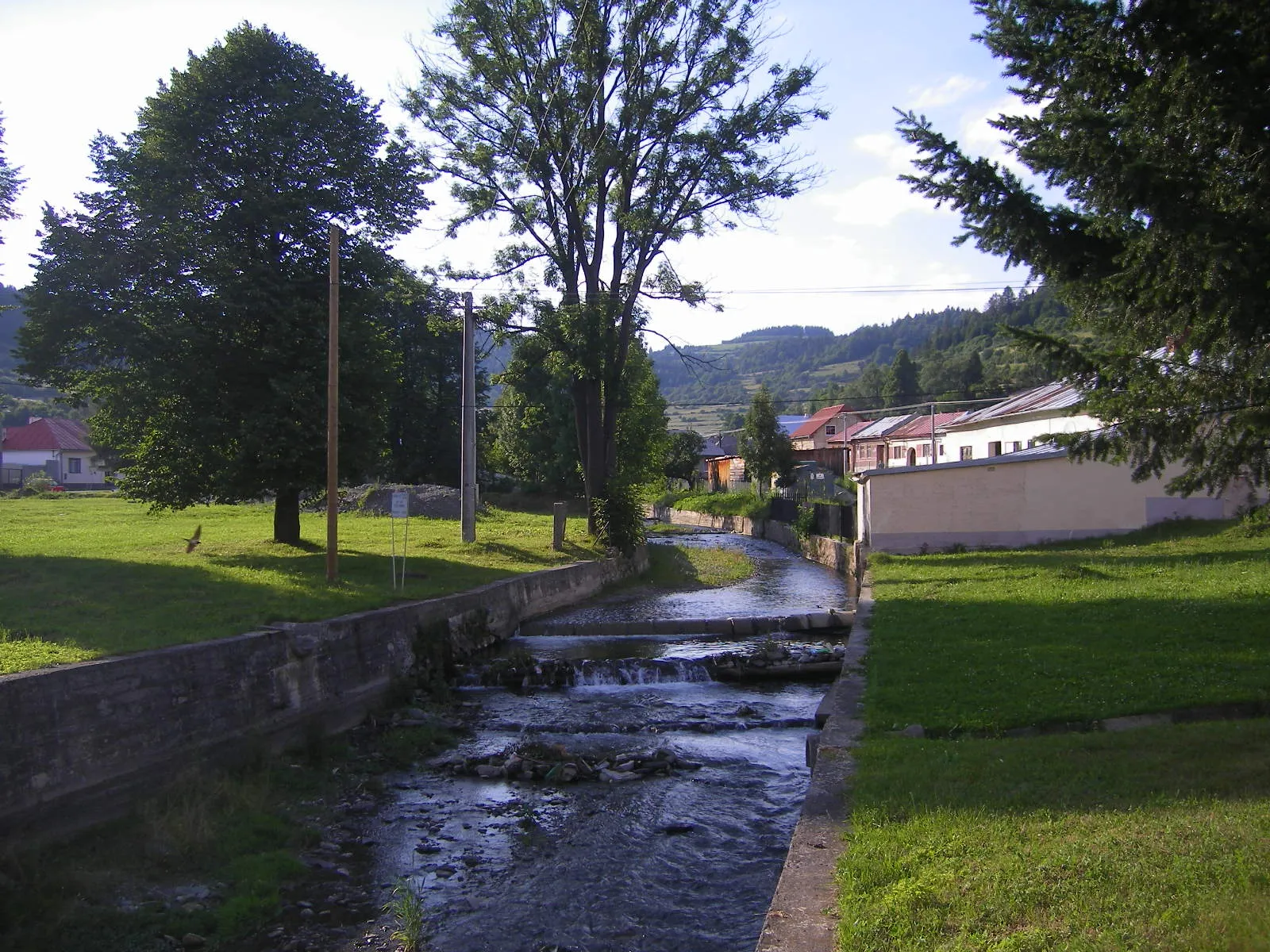 Photo showing: Nálepkovo - stream Železný potok in the center of the village