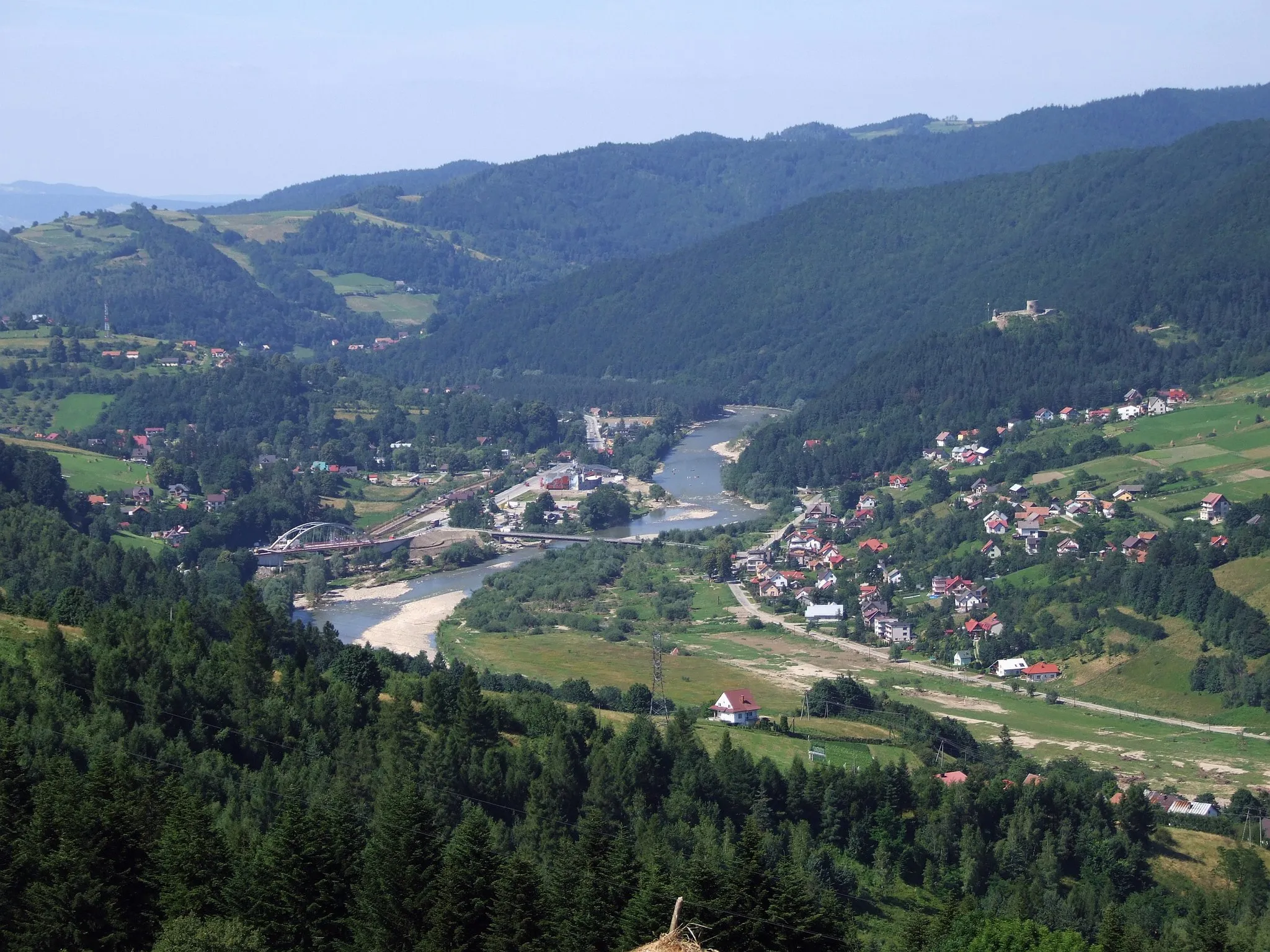 Photo showing: Rytro, Sucha Struga i rzeka Poprad. Widok ogólny z podejścia na Kordowiec z Młodowa