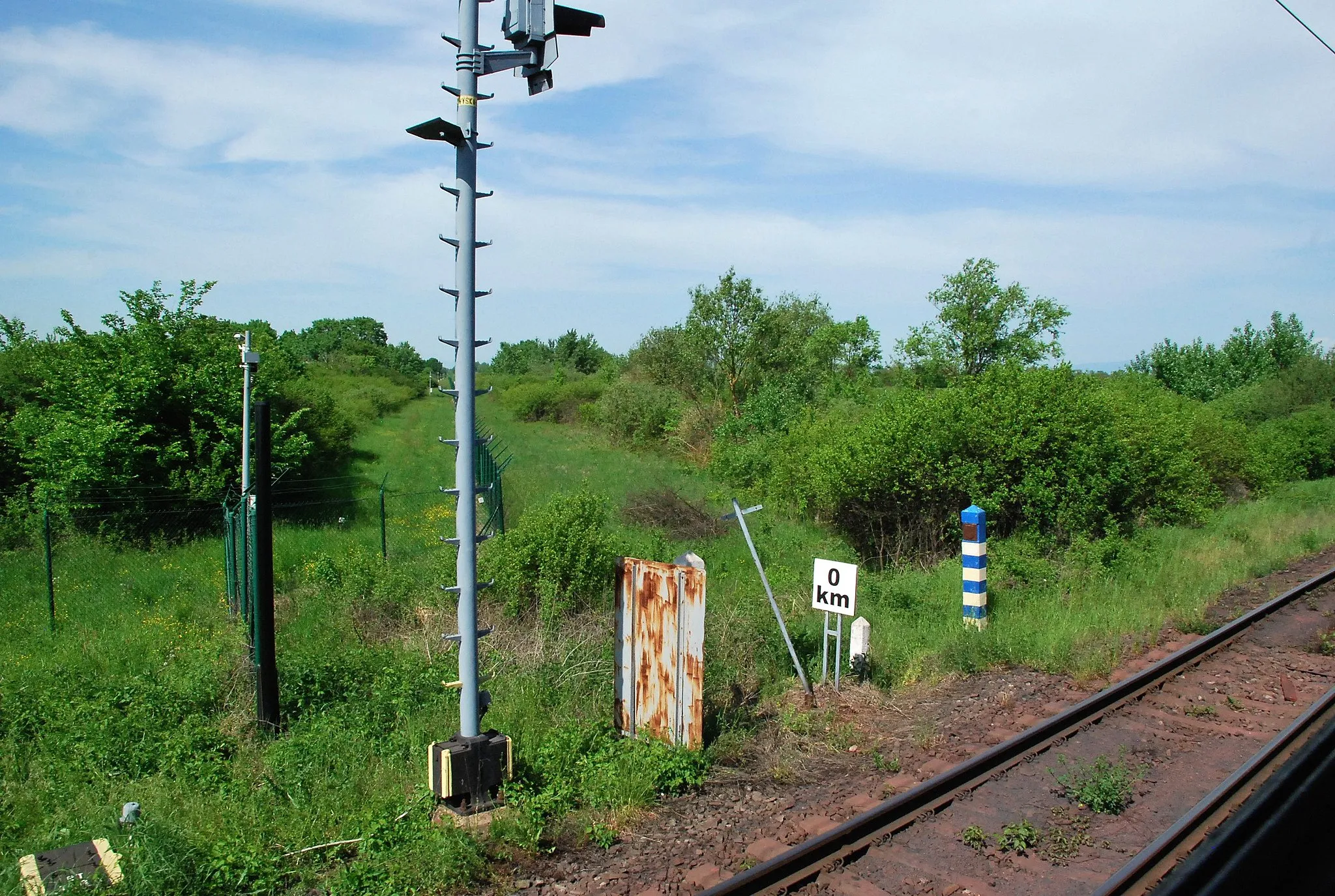 Photo showing: Slovak-Ukrainian state border between Čierna nad Tisou and Chop. Border line, kilometer "0,0".