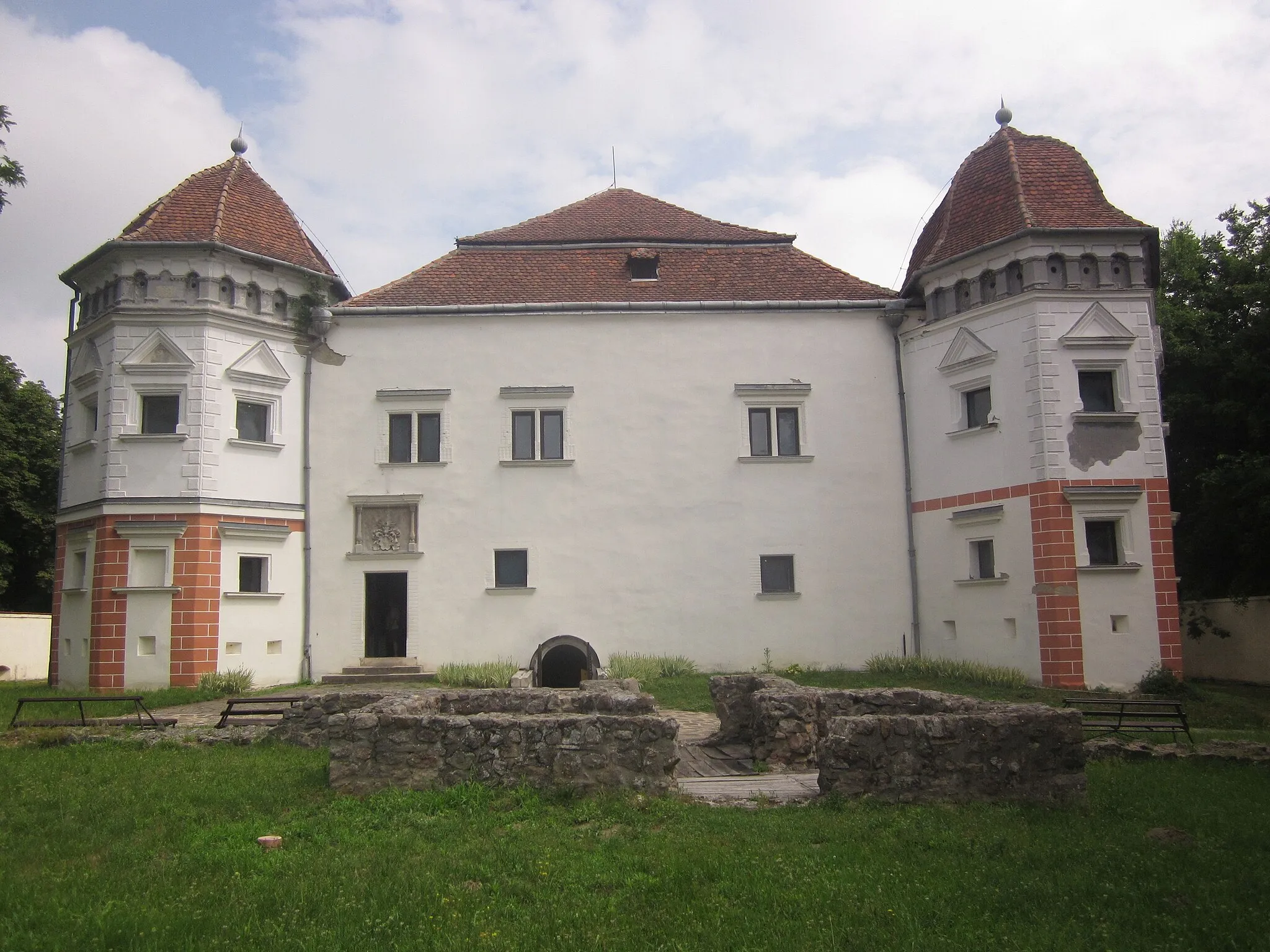 Photo showing: Alföldi Kéktúra igazolópont Pácin, Mágócsy-kastély kertje (AKPH_65). A bélyegzőt a kastélykert Európa út felőli végében álló információs táblán találjátok. [1]