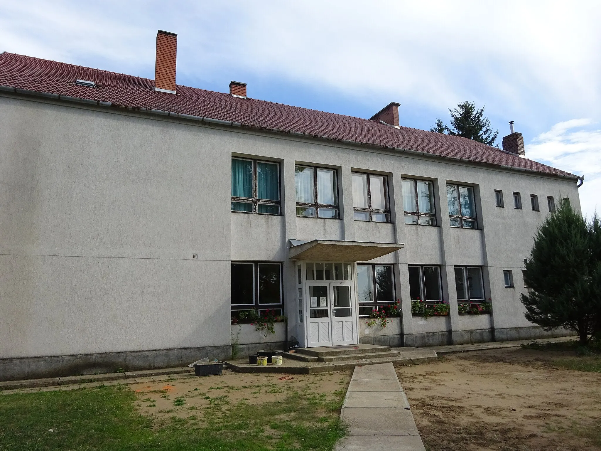 Photo showing: Die Schule in Révleányvár