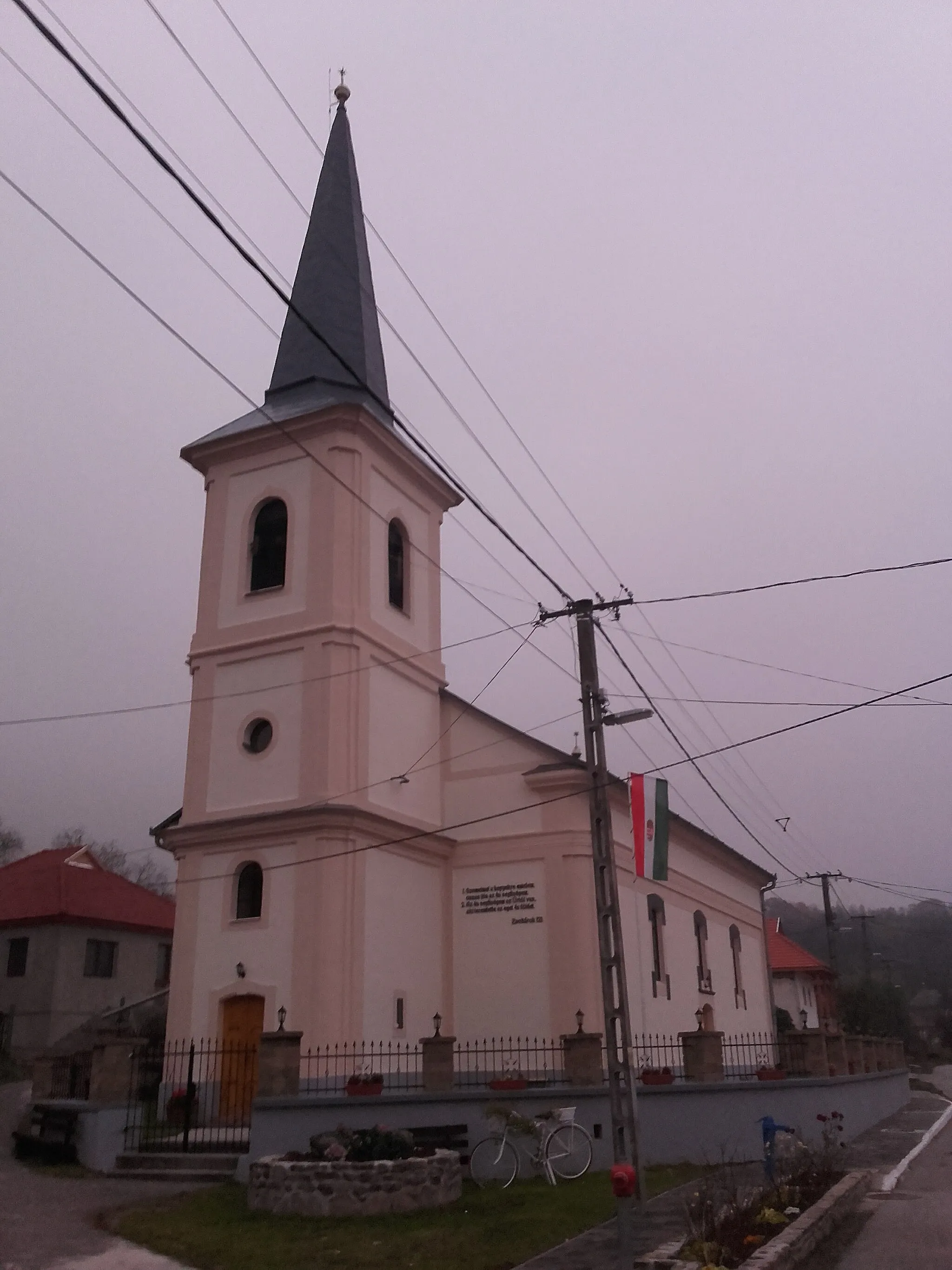 Photo showing: The Reformed church of Pusztafalu, Hungary