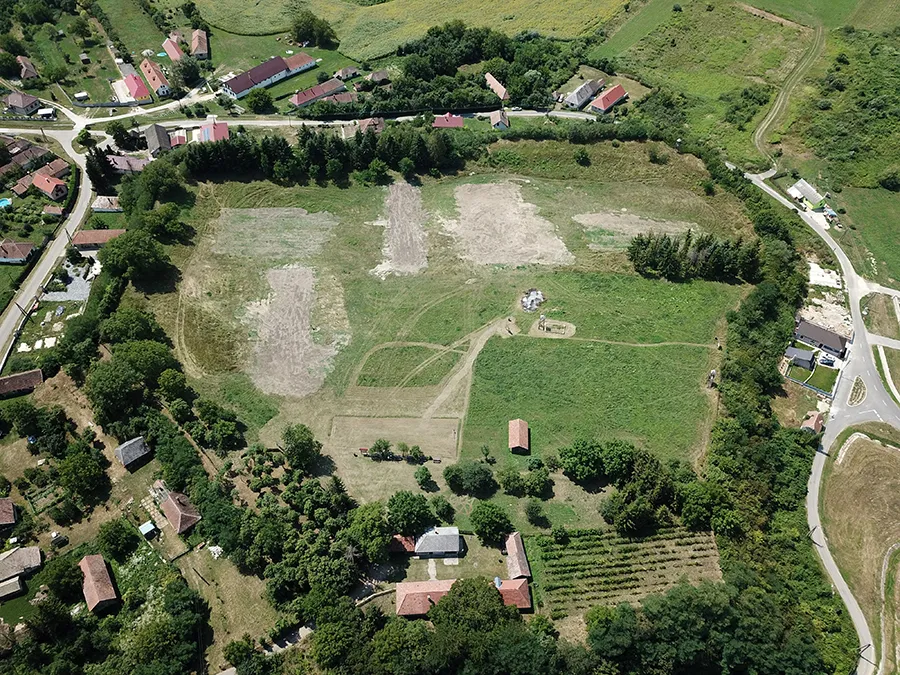 Photo showing: Abaújvár, földvár - légi felvétel