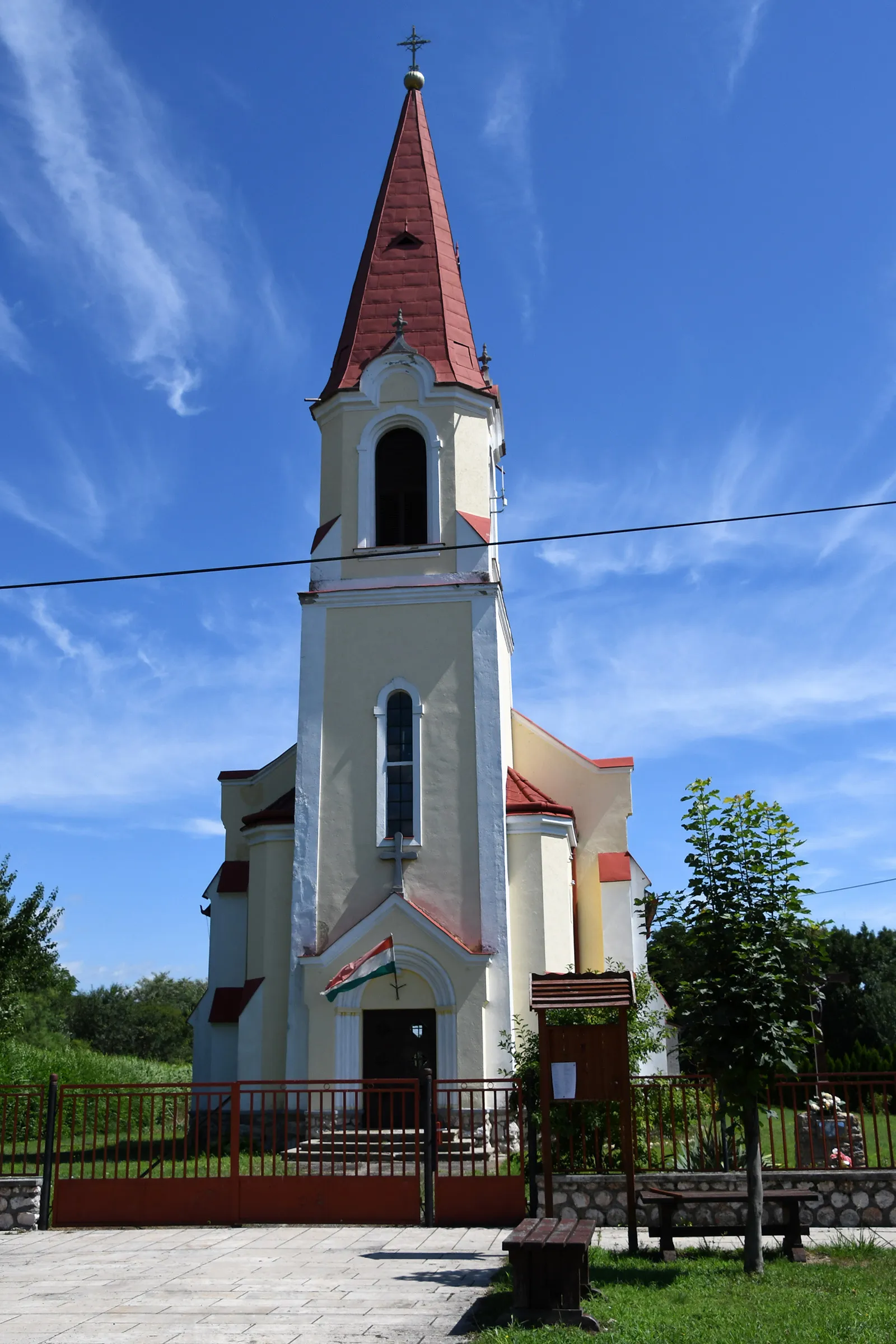 Photo showing: Roman Catholic church in Komjáti, Hungary