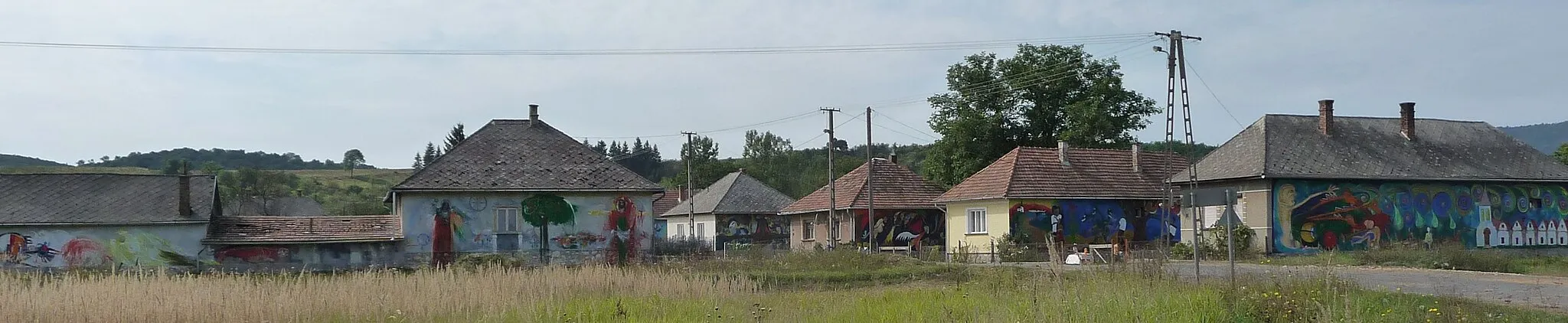 Photo showing: Bódvalenke — a freskófalu Hídvégardó felől.