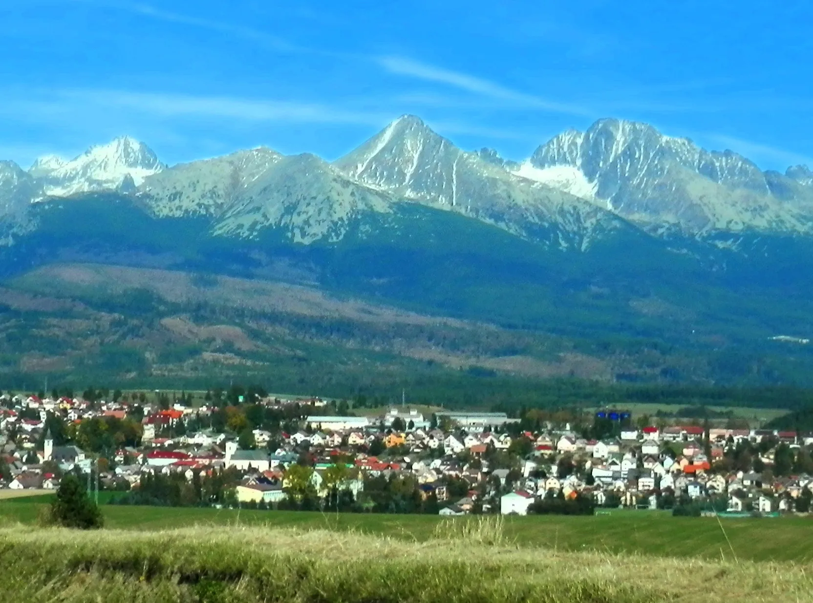 Photo showing: Pohľad od obce Šuňava. Obec Štrba v pozadí horstvo Vysoké Tatry. Okres Poprad. Slovensko.
