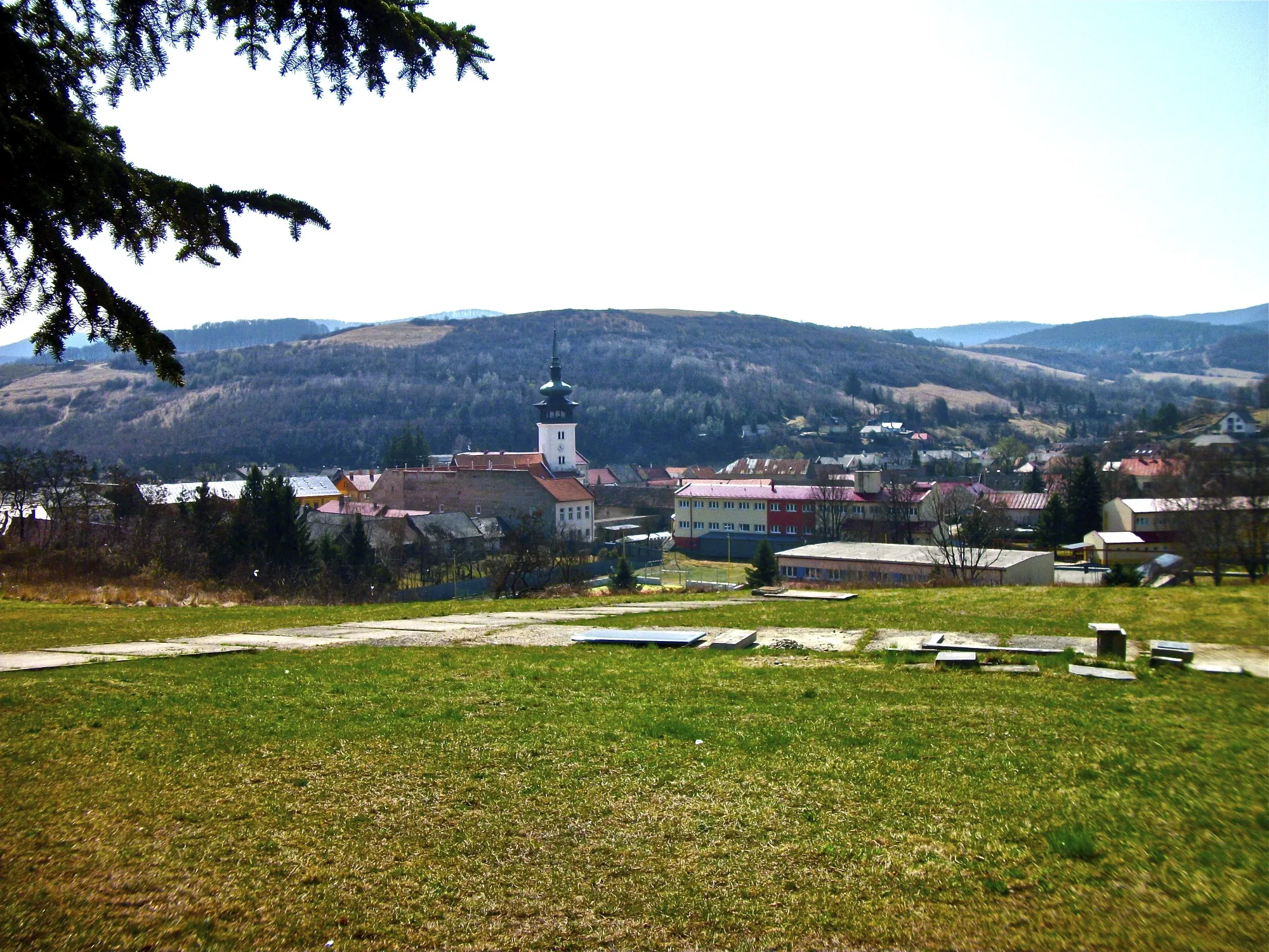 Photo showing: View of Metzenseifen, Slovakia, from looking South.