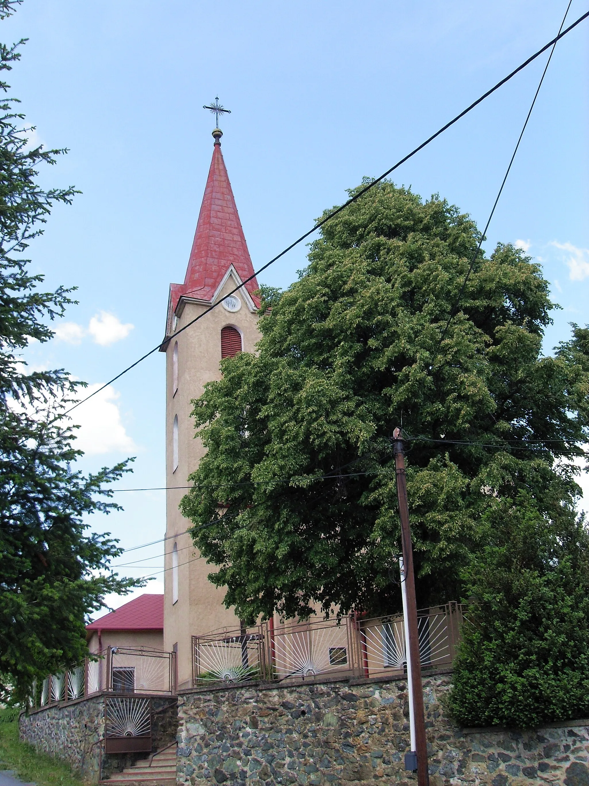 Photo showing: Vyšný Klátov, Rímskokatolícky kostol Najsvätejšej Trojice, juhozápadná strana