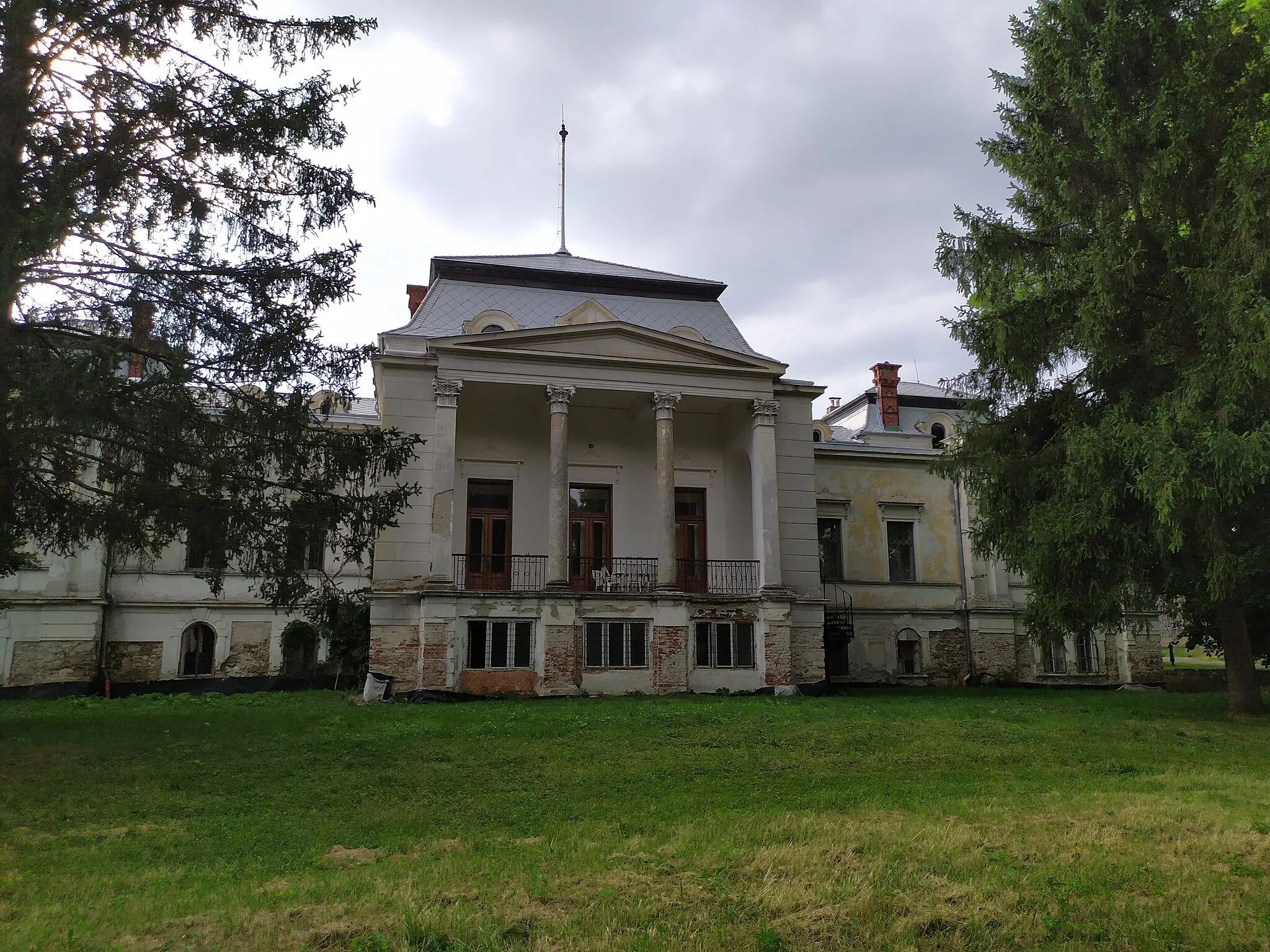 Photo showing: Nižná Kamenica (okr. Košice-okolie), barokovo-klasicistický kaštieľ Forgáčovcov; pohľad na krídlo z parku kaštieľa