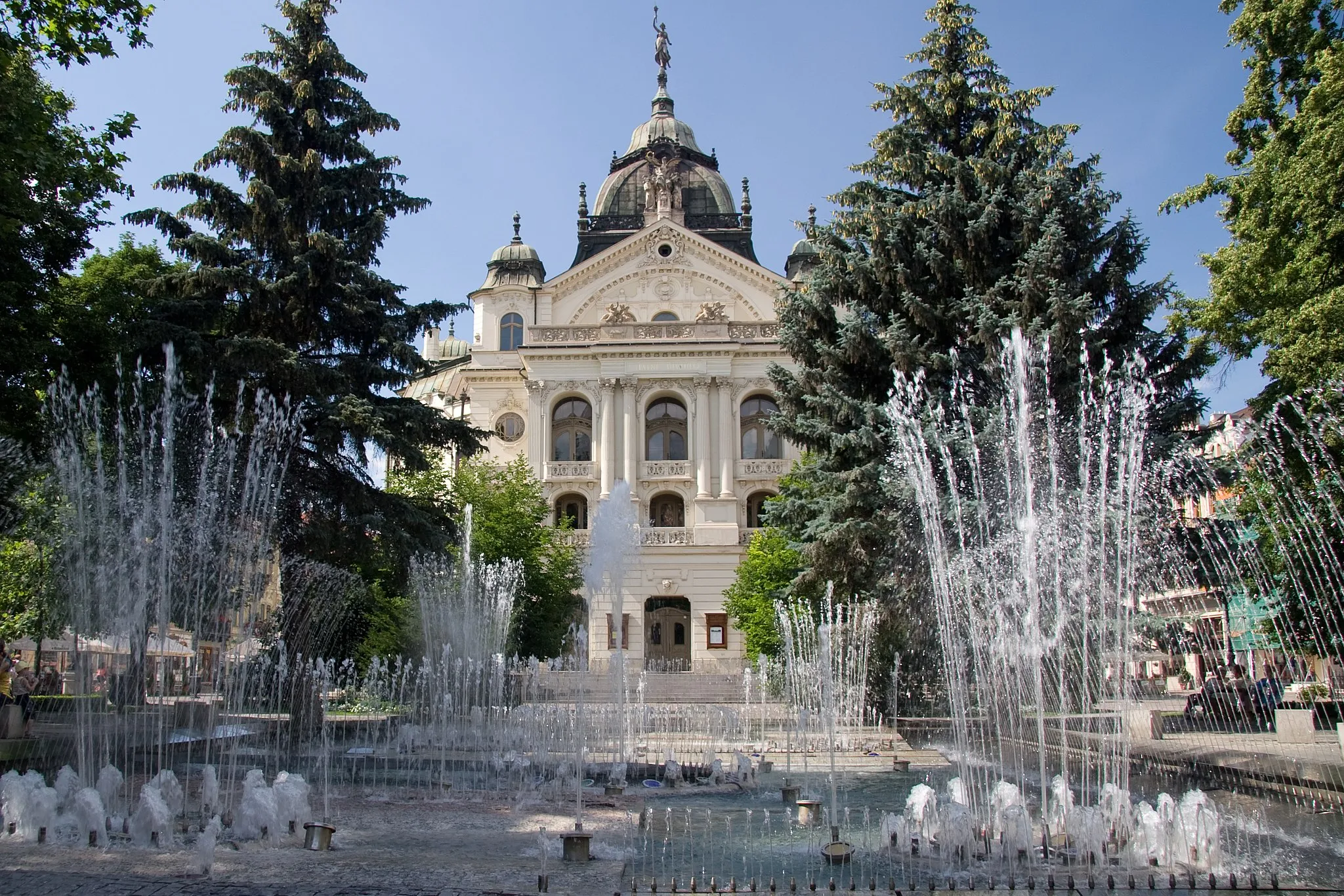 Photo showing: State Theatre with Fountain, Košice, Slovakia