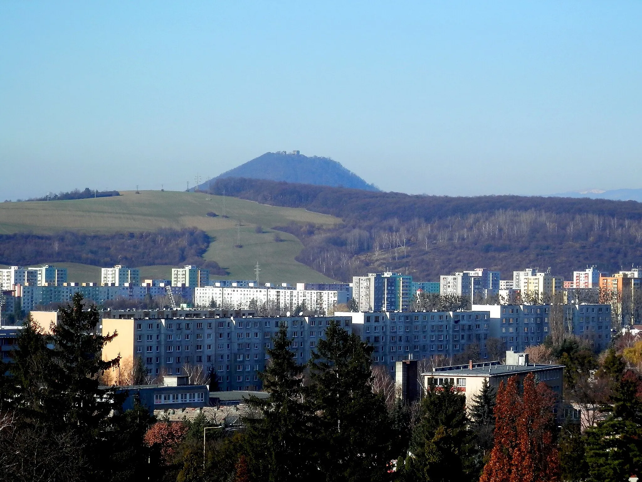 Photo showing: Výhľad z prešovskej vyhliadkovej veže na časť mesta Prešov (sídlisko III a za ním Šarišský hrad).