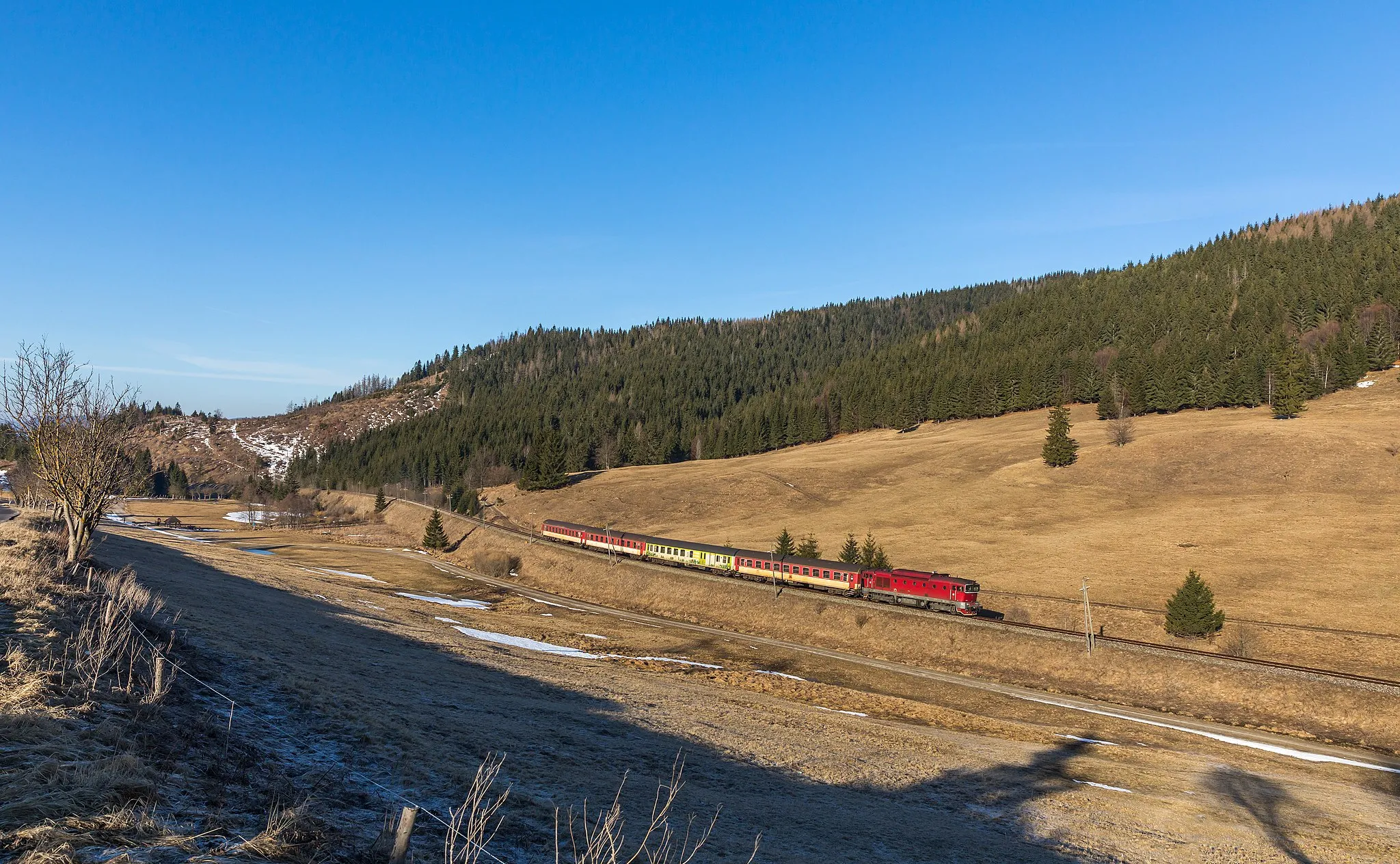 Photo showing: "Heritage" Brejlovec 754 054 hauls RR 821 "Horehronec" from Banska Bystrica through the Slovak Paradise (Slovensky Raj) towards Margecany. The train has just climbed the loop of Telgárt and is about to enter the tunnel leading to Vernár.