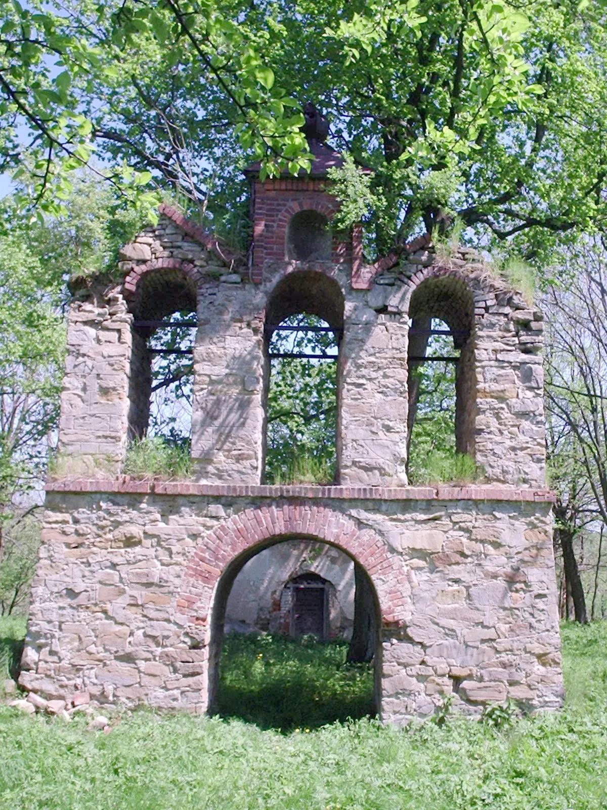 Photo showing: Ruiny dawnej cerkwi greckokatolickiej (dzwonnica parawanowa) w Płonnej (województwo podkarpackie)