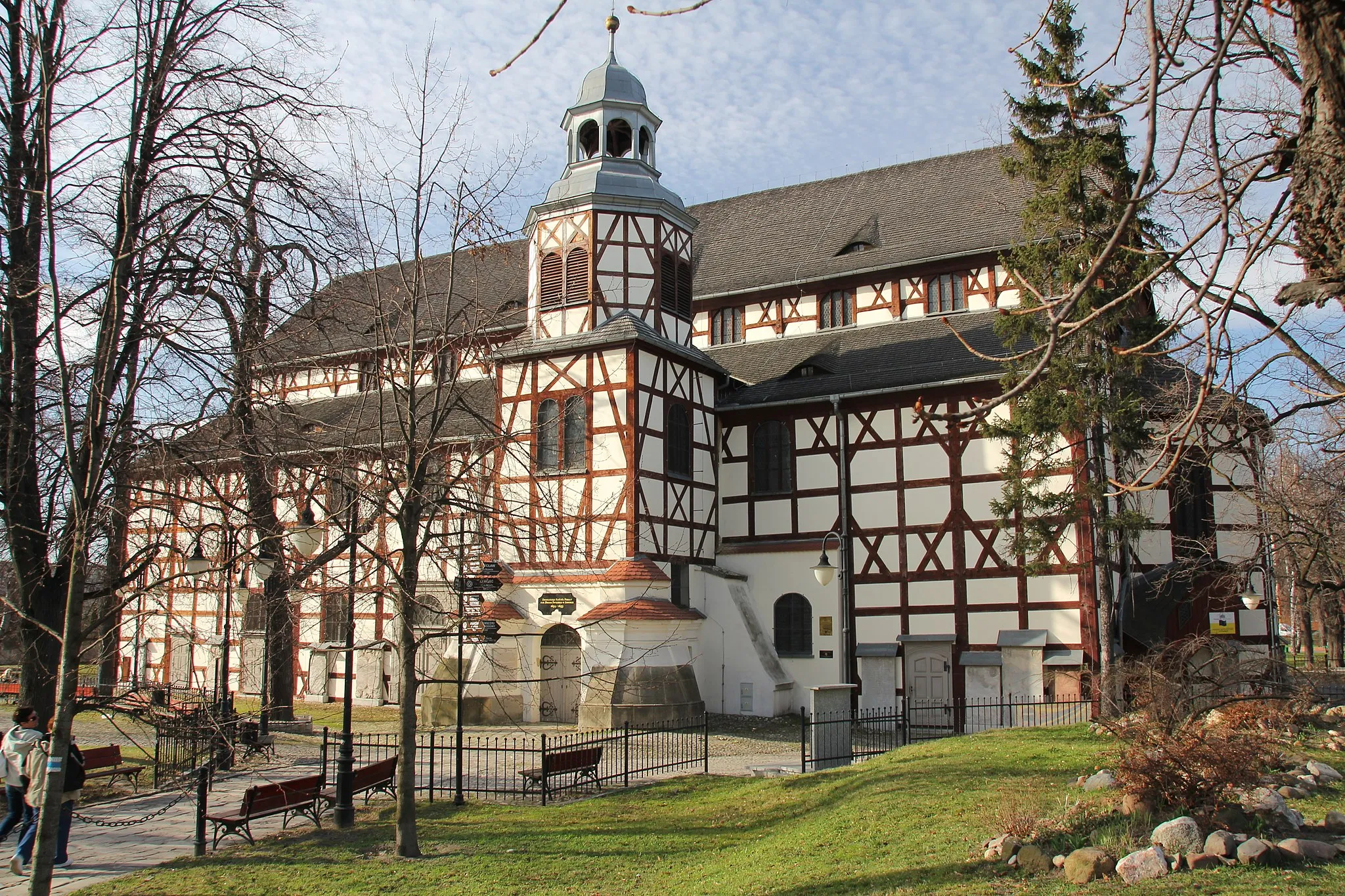 Photo showing: Jawor - zespół kościoła „Pokoju”, ul. Limanowskiego 40 / Park Pokoju: - kościół ewangelicki, szach., 1654-56, 1709, - d. cmentarz przy kościele. ob. park miejski „Park Pokoju”, 2 poł. XVII, 1867, 1970, - dom dzwonnika przy kościele Pokoju, ob. pastorówka parafii ewang.-augsb., szach., ul. Park Pokoju 2, poł. XVII