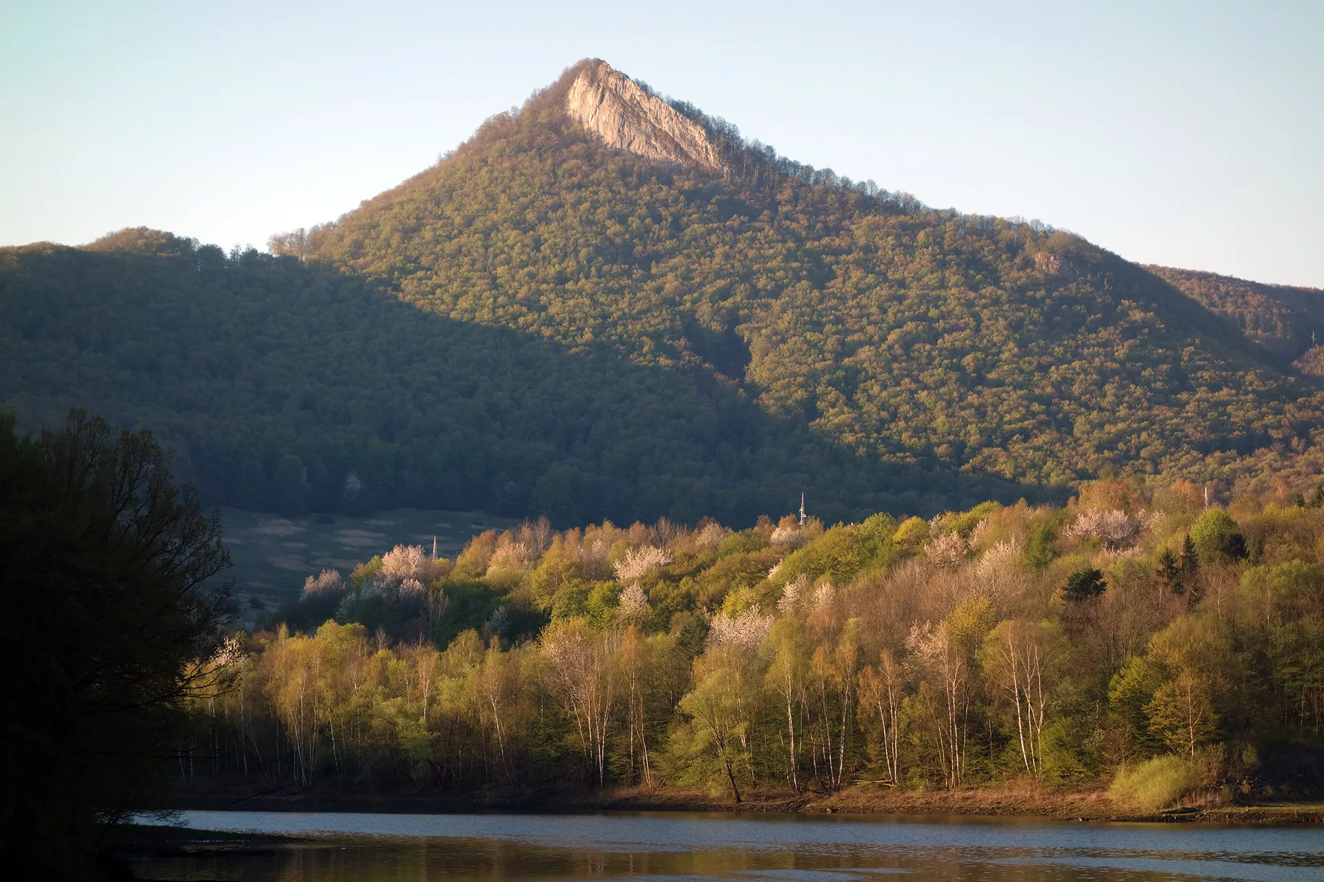 Photo showing: Pohľad na vrch Sivec z vodnej hladiny (Ružín II)