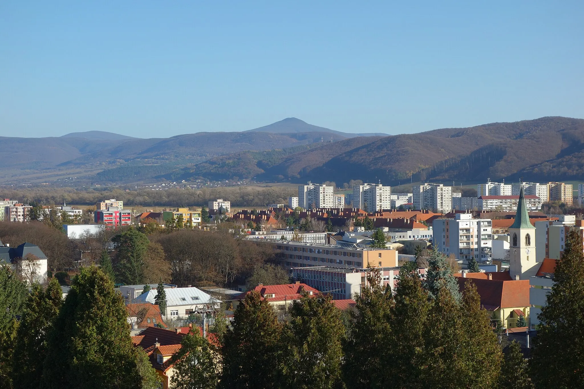 Photo showing: Pohľad na mesto Humenné od severozápadu, v pozadí Vihorlat