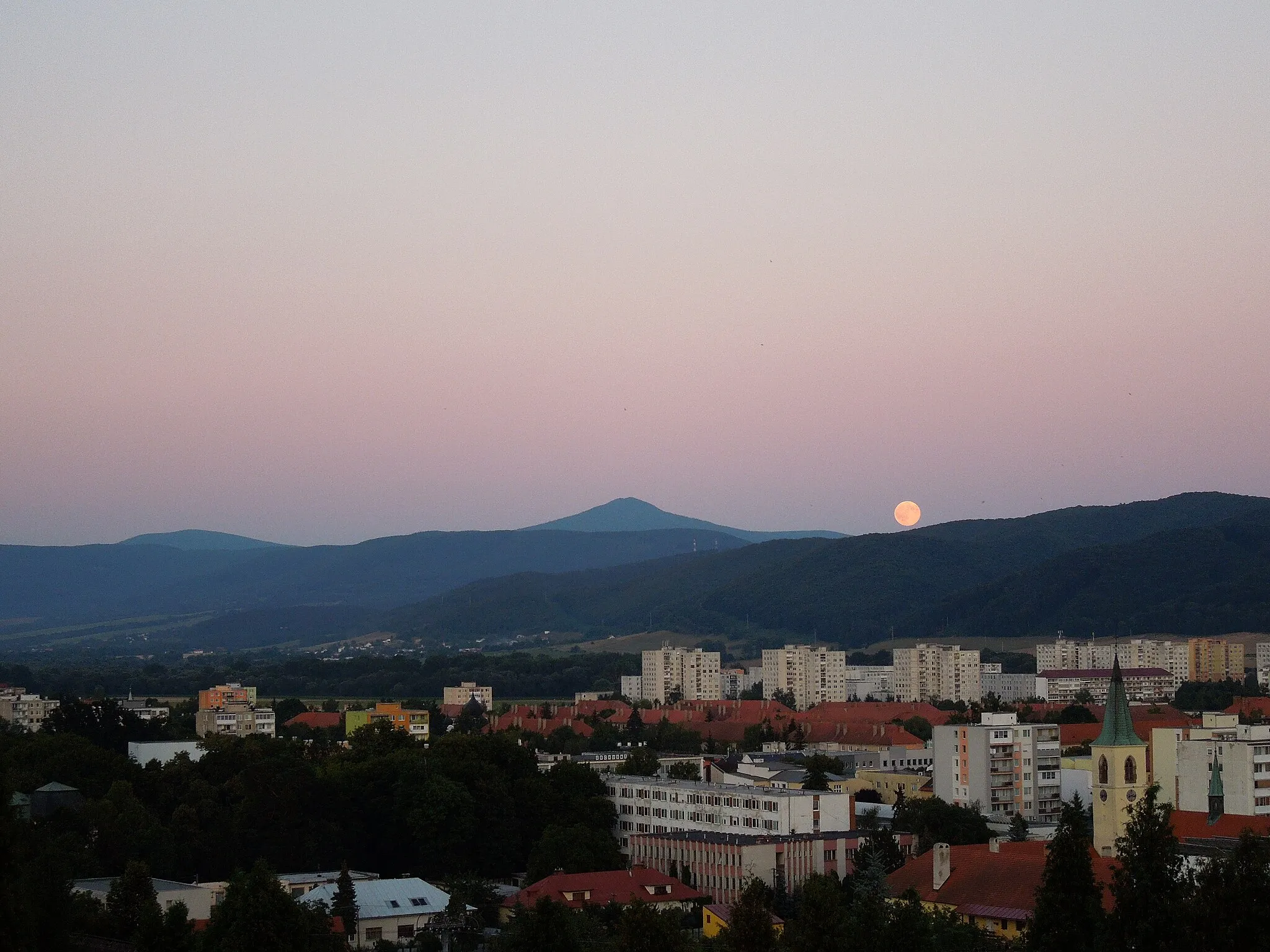 Photo showing: View of the night Vihorlat (in the middle) from town Humenné