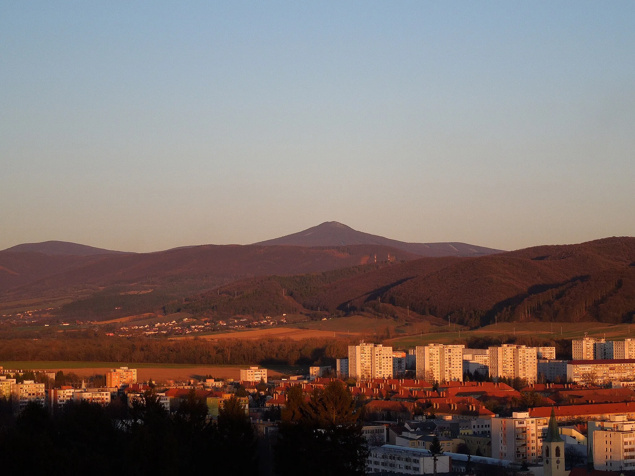 Photo showing: Pohľad na vrch Vihorlat (v strede) z mesta Humenné