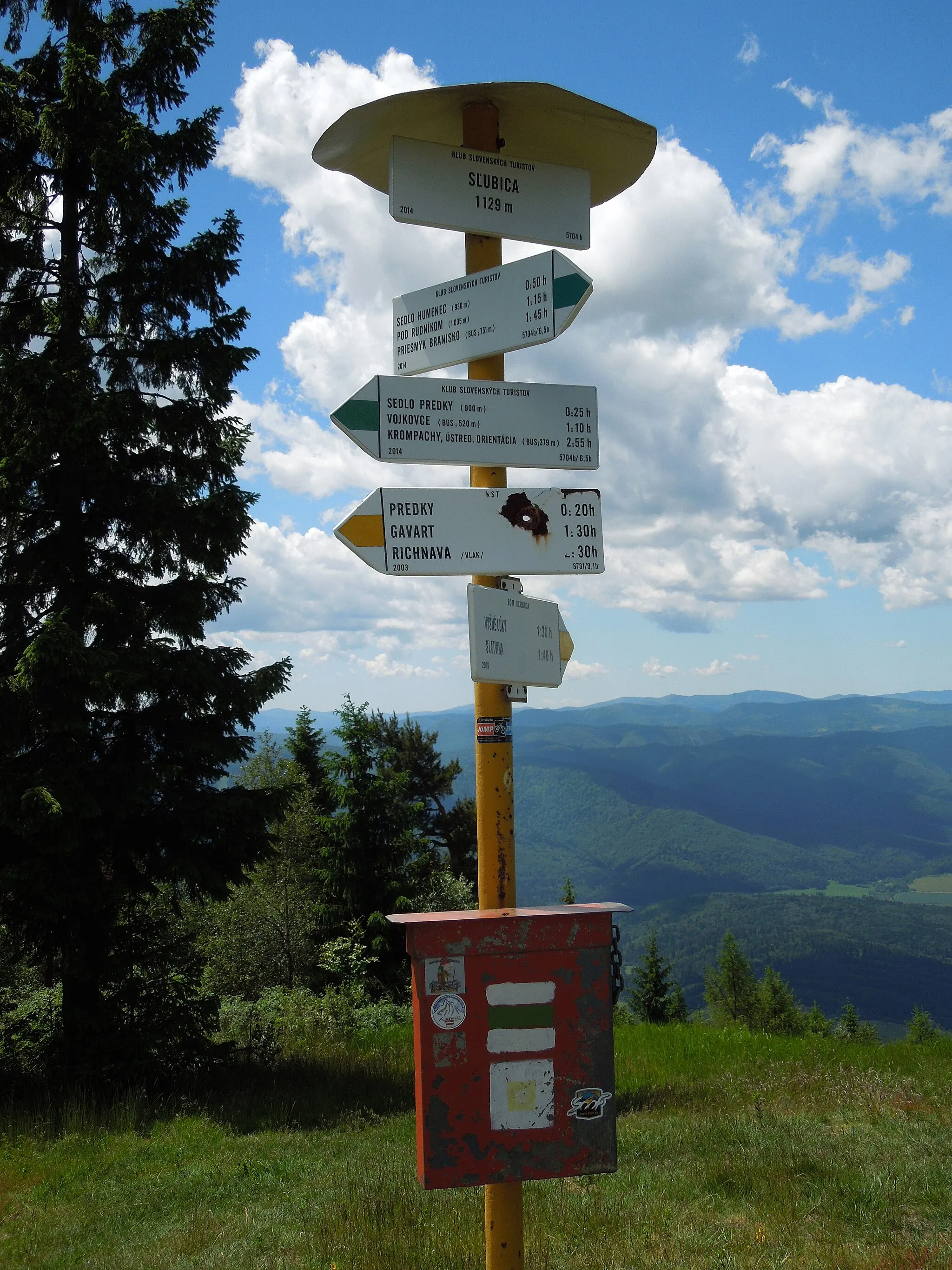 Photo showing: Turistický smerovník na vrchole Sľubice