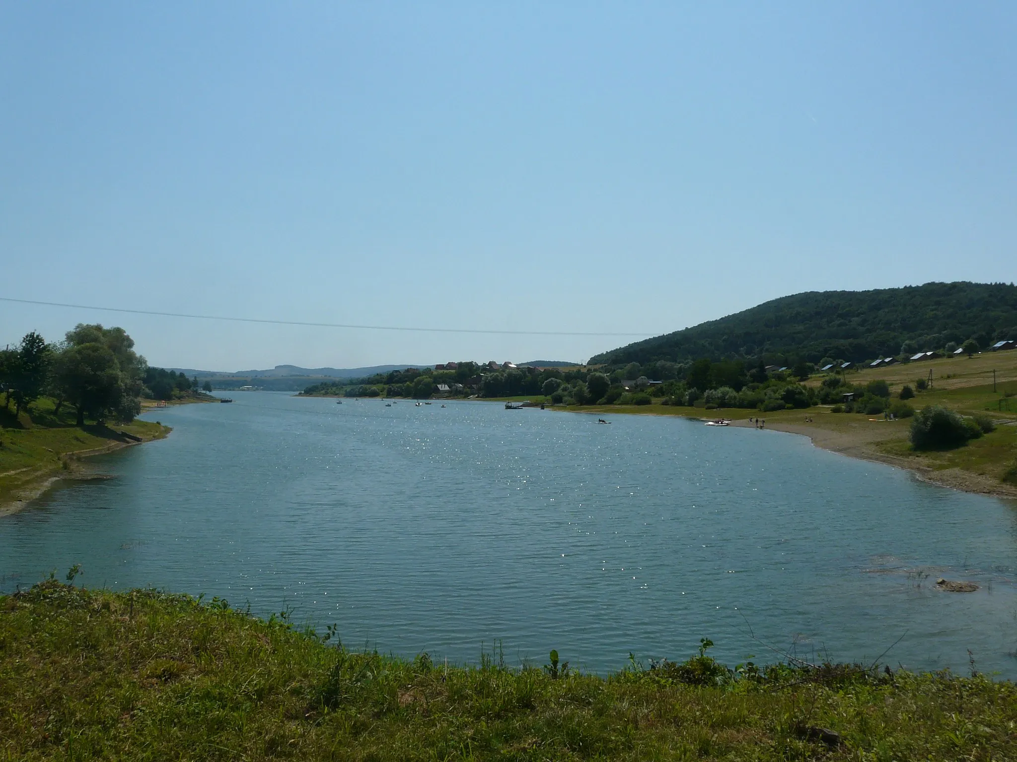 Photo showing: Pohľad na vodnú nádrž Veľká Domaša z rekreačného strediska Dobrá.