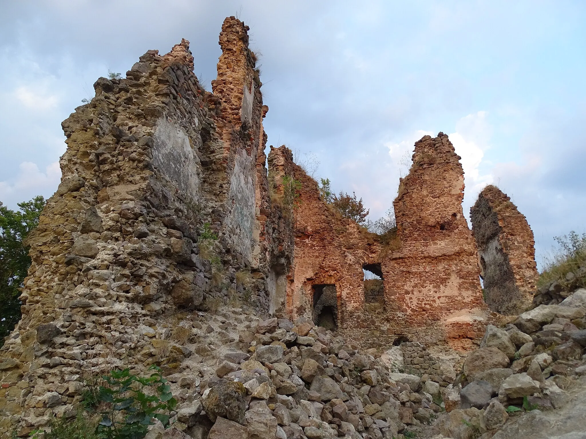 Photo showing: Žiar nad Hronom-Šášovské Podhradie, Žiar nad Hronom District, Banská Bystrica Region, Slovakia. Šášov Castle.