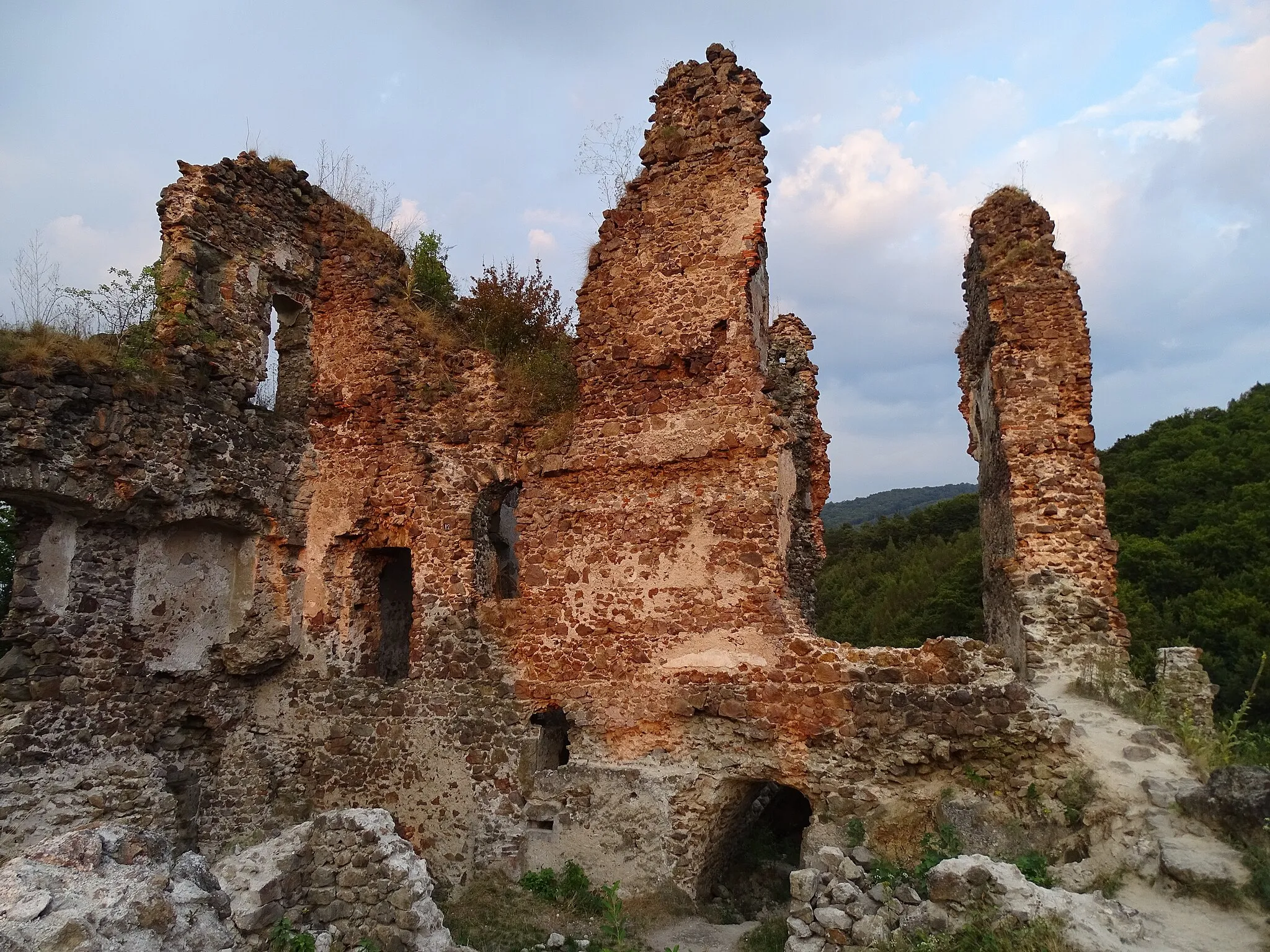 Photo showing: Žiar nad Hronom-Šášovské Podhradie, Žiar nad Hronom District, Banská Bystrica Region, Slovakia. Šášov Castle.