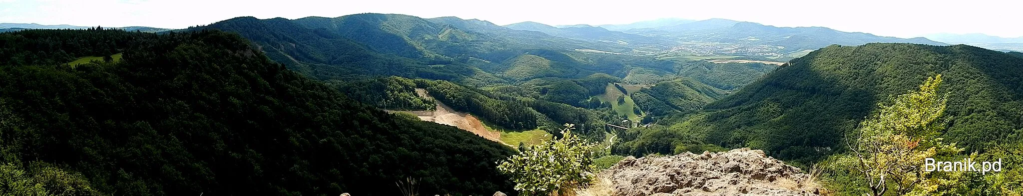 Photo showing: Pohľad na Rematu a Handlovú z Bralovej skaly