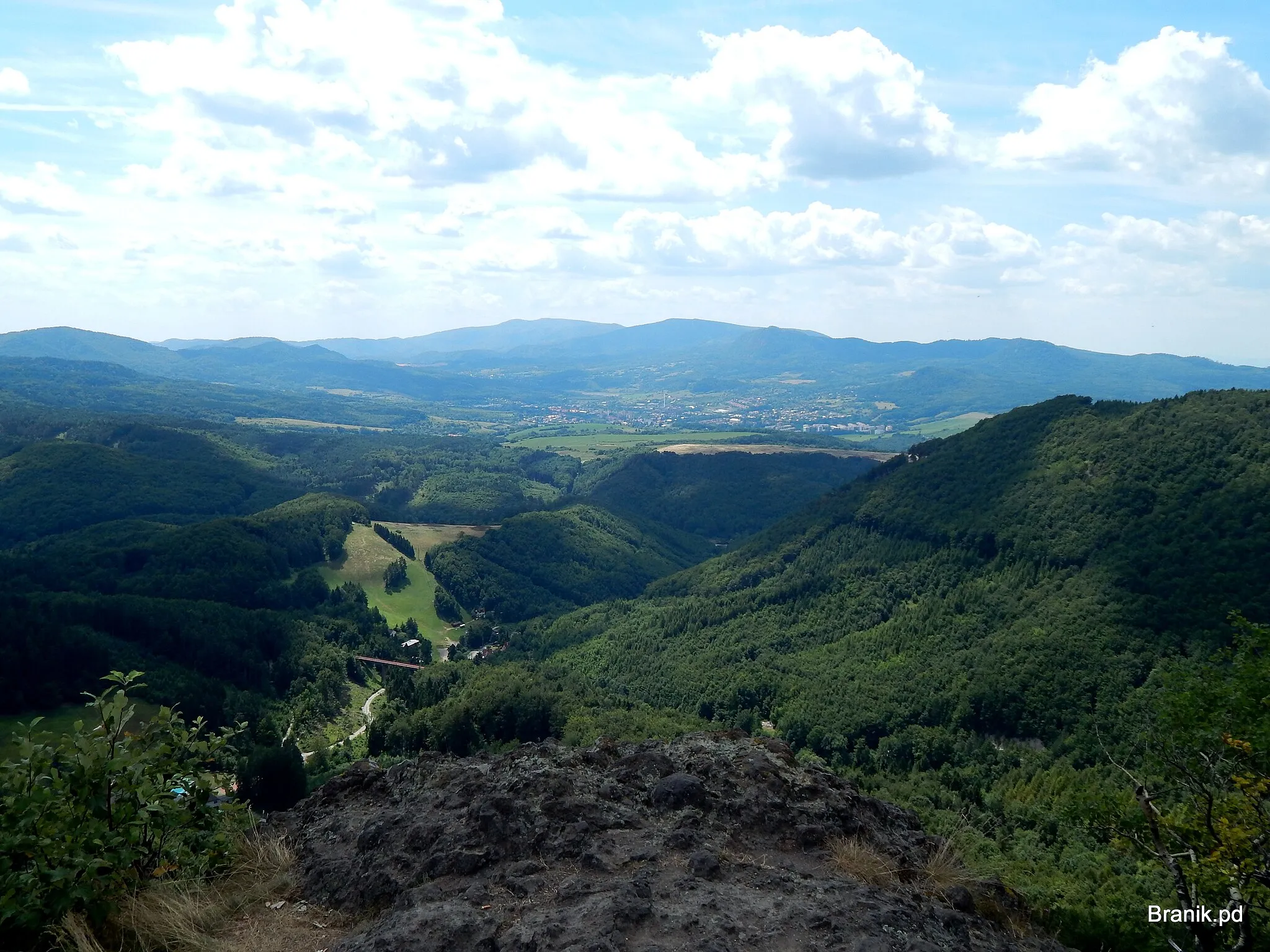 Photo showing: Pohľad na Rematu a Handlovú z Bralovej skaly