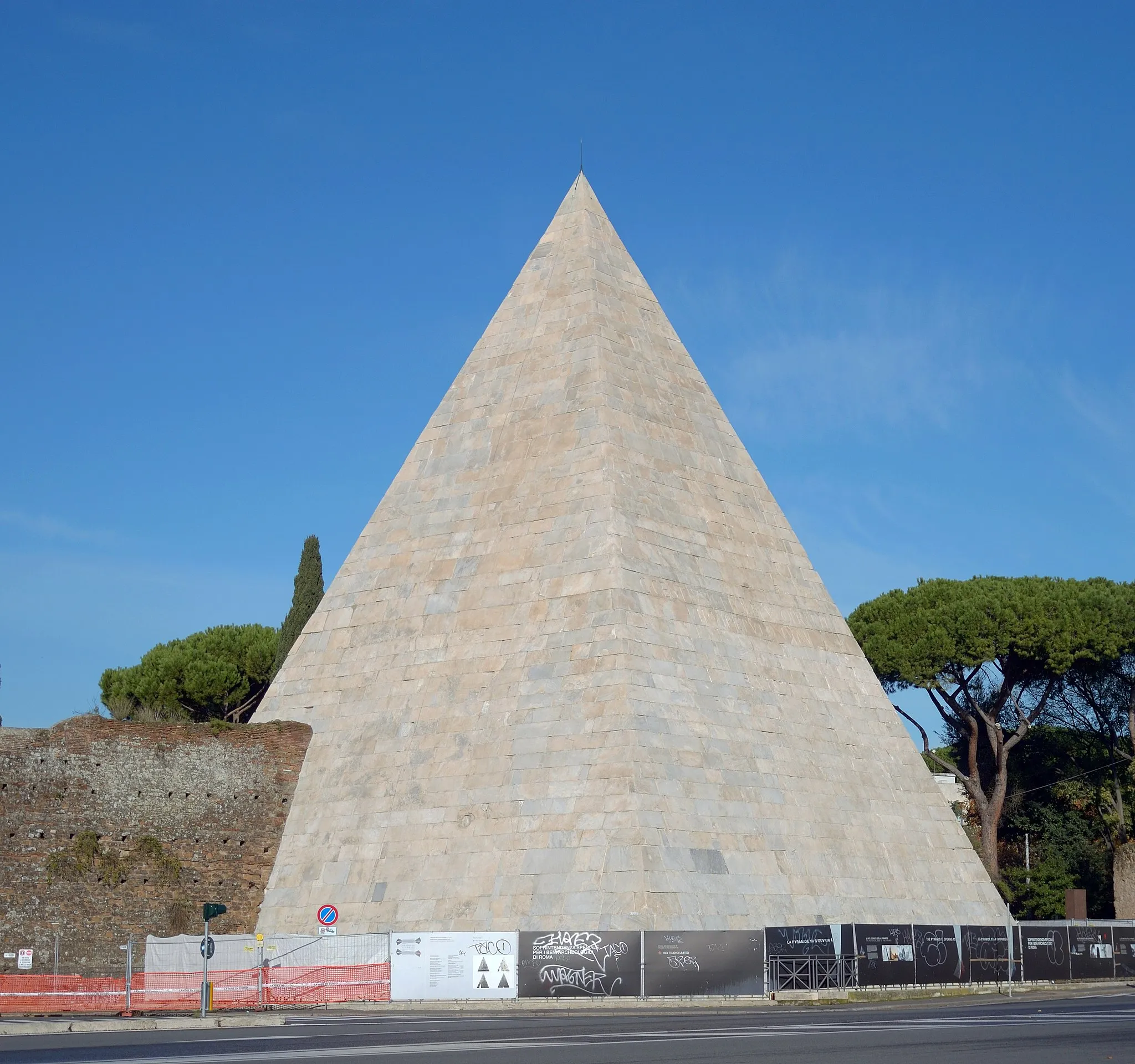 Photo showing: Piramide Cestia