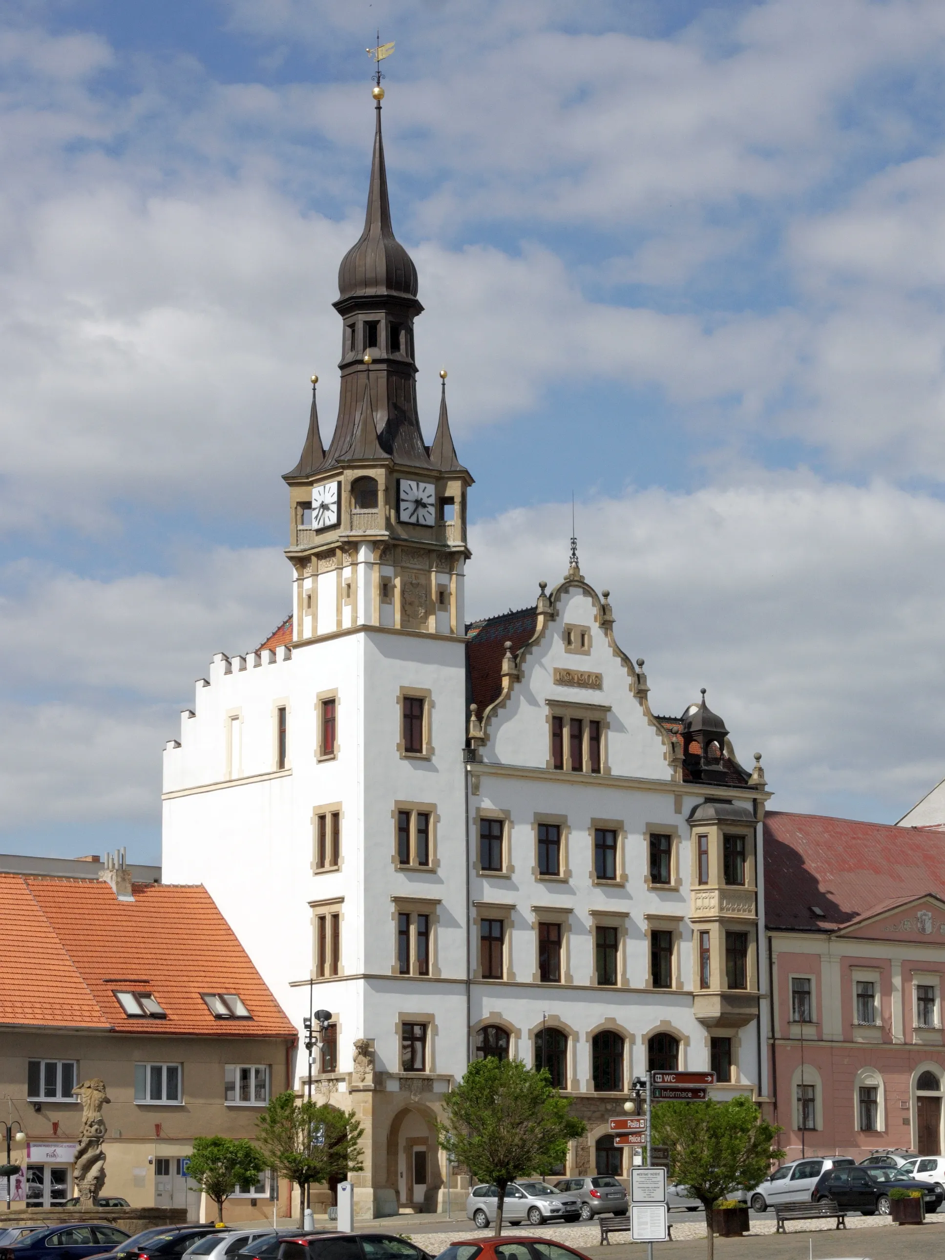 Photo showing: Hustopeče - radnice na Dukelském náměstí.