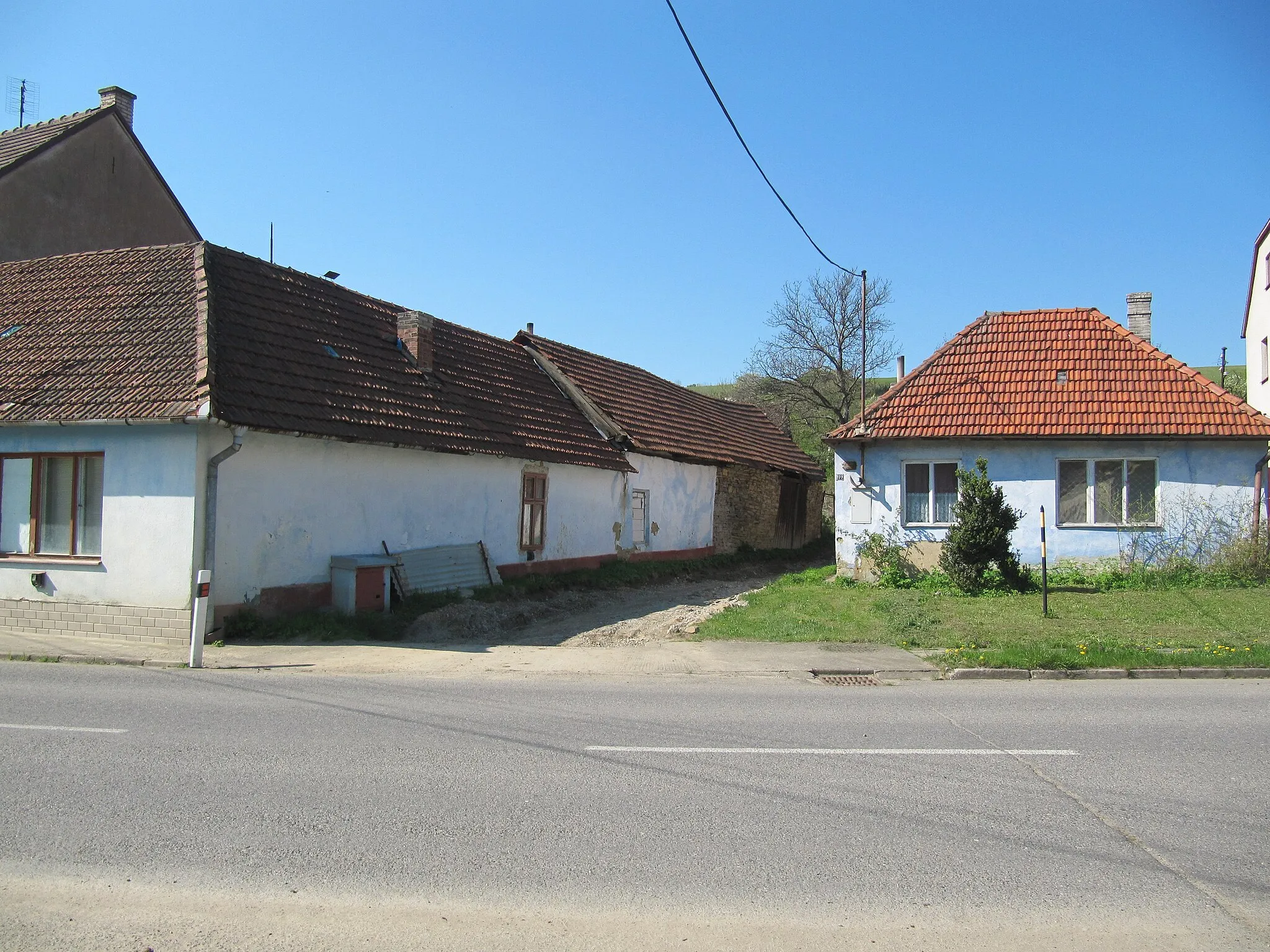 Photo showing: Suchov in Hodonín District, Czech Republic. Narrow alley.